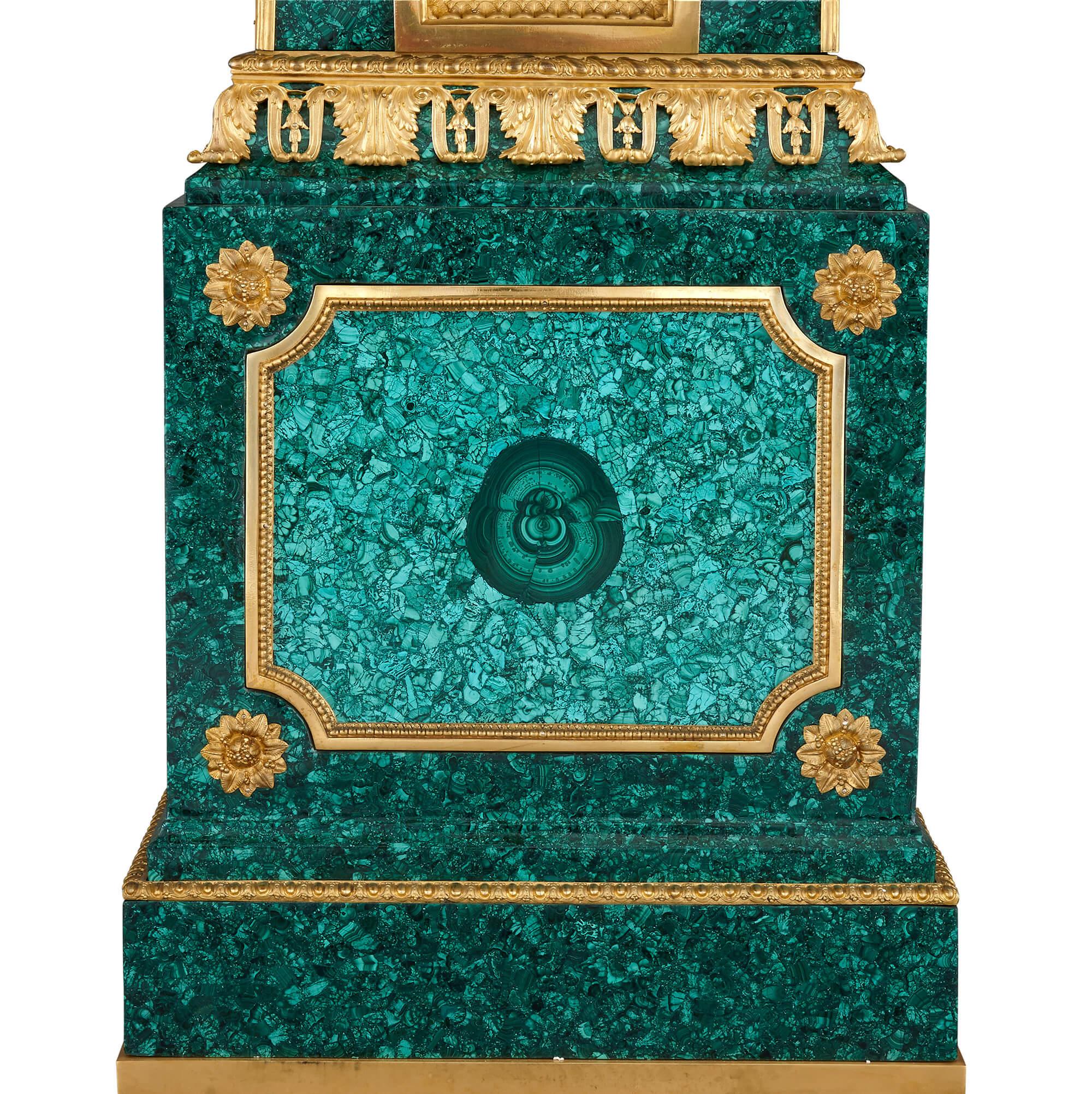 Außergewöhnliche Standuhr im Louis-XVI.-Stil aus vergoldeter Bronze und Malachit (Französisch) im Angebot