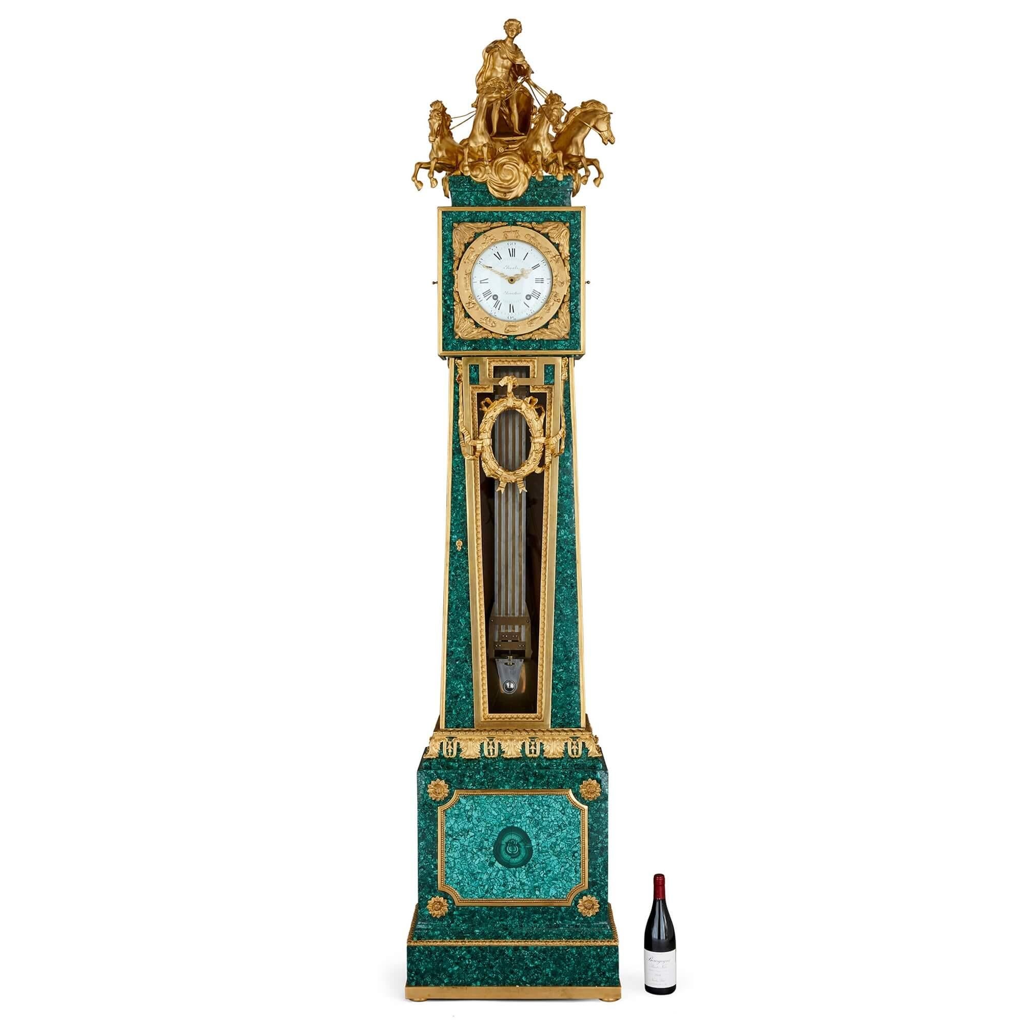 Außergewöhnliche Standuhr im Louis-XVI.-Stil aus vergoldeter Bronze und Malachit (19. Jahrhundert) im Angebot