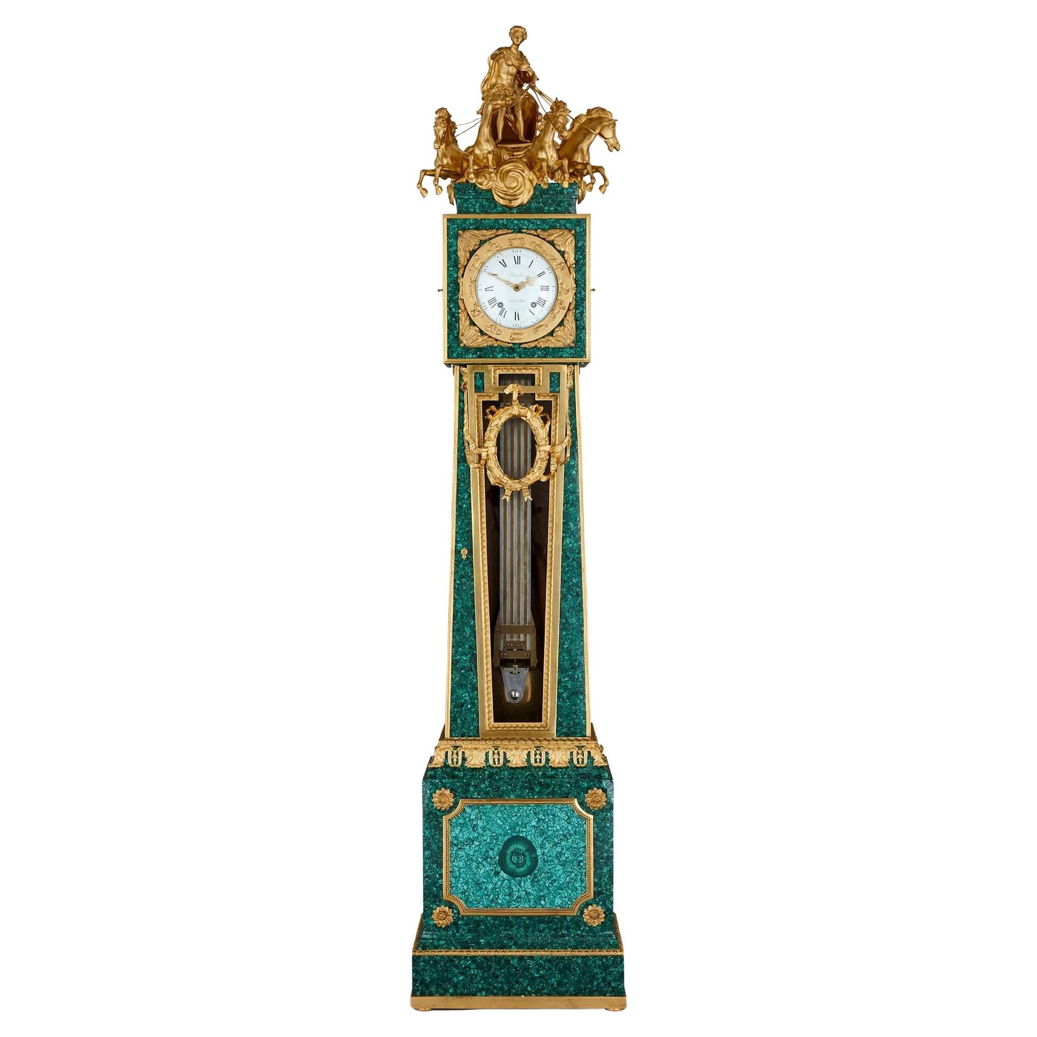 Exceptionnelle horloge de grand-père de style Louis XVI en bronze doré et malachite