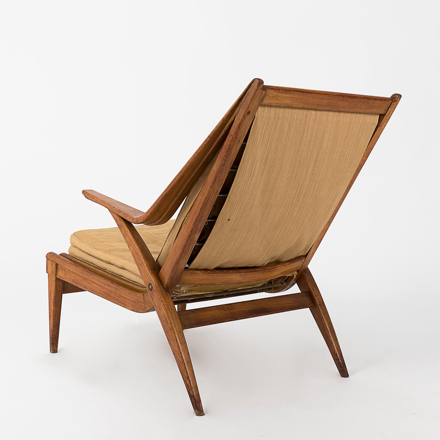 Oak lounge chair with retracting footstool, fully original and in original condition. Structure is still sold and the easy mechanism is perfectly working. Details, design and construction suggest the work of Augusto Romano.