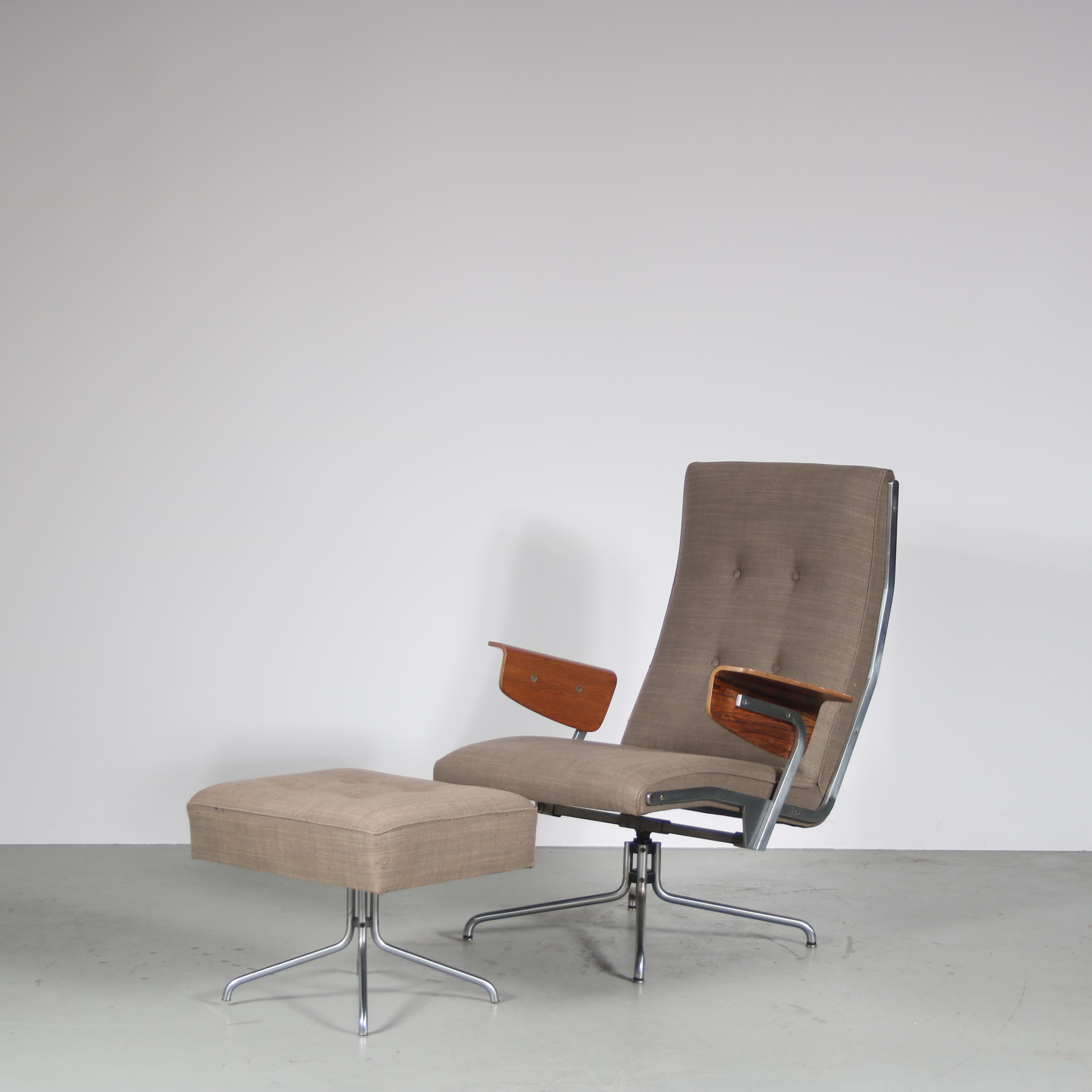 

Ein bemerkenswertes Sessel- und Hocker-Set aus den 1960er Jahren, das sich durch exquisites Design und Handwerkskunst auszeichnet!

Dieser außergewöhnliche Loungesessel strahlt mit seinem verchromten Metalldrehgestell, das eine mühelose Bewegung