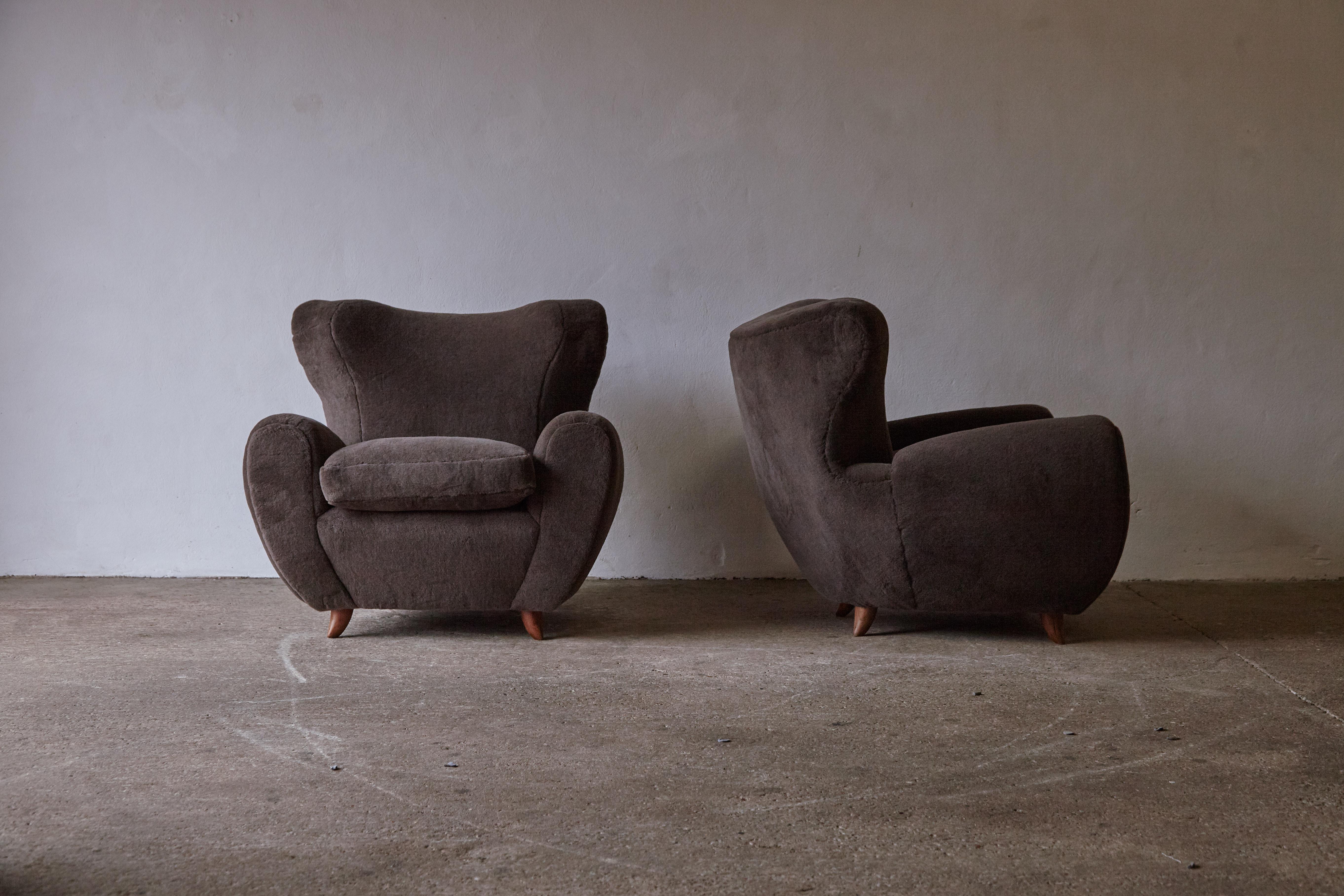 Exceptional Lounge Chairs, Upholstered in Alpaca, Italy, 1950s For Sale 9