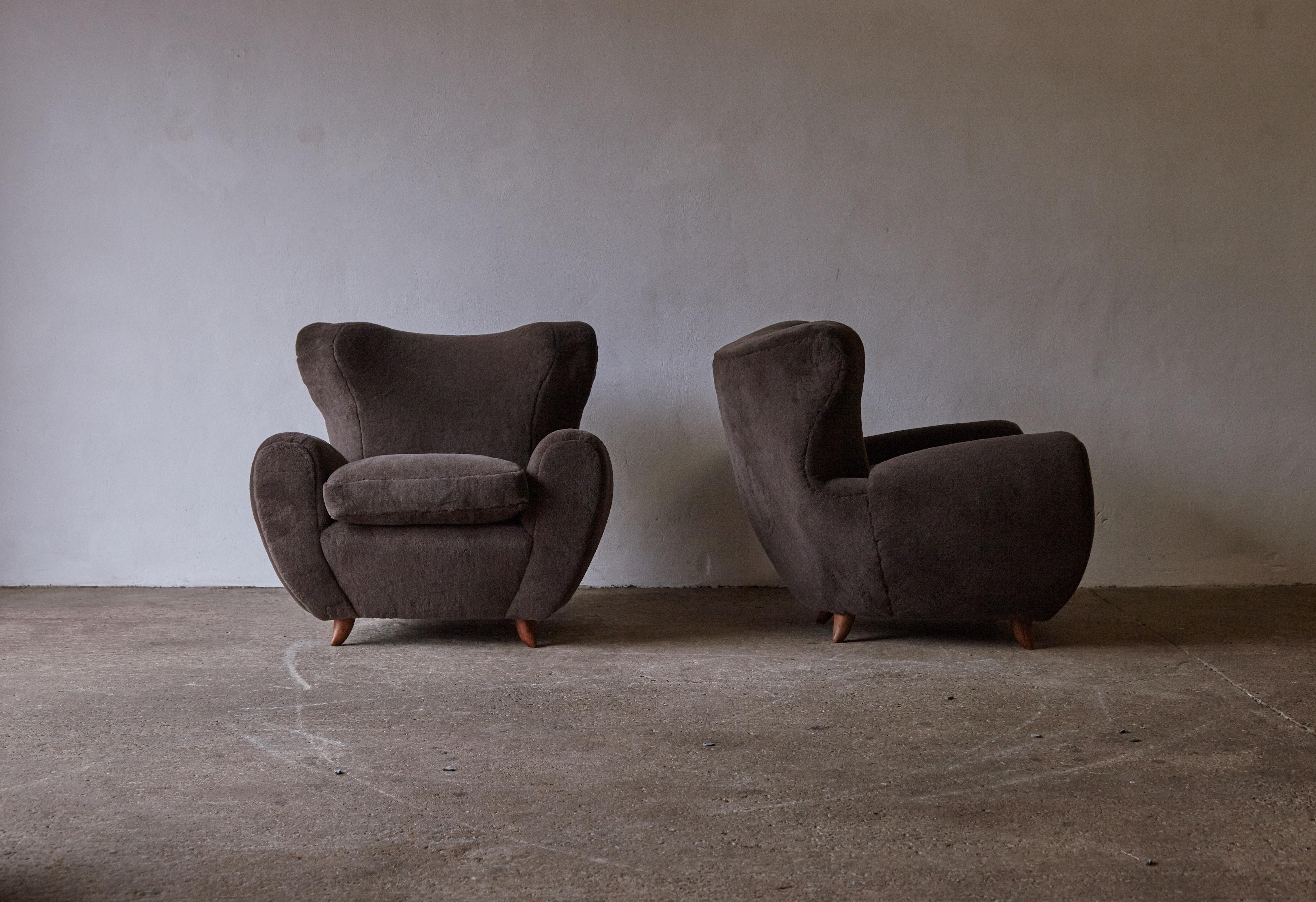 Rare, exceptional pair of 1950s Italian lounge chairs, attributed to Guglielmo Ulrich. Newly upholstered in a premium, brown / grey 100% Alpaca fabric. Very comfortable chairs. Fast shipping worldwide.


