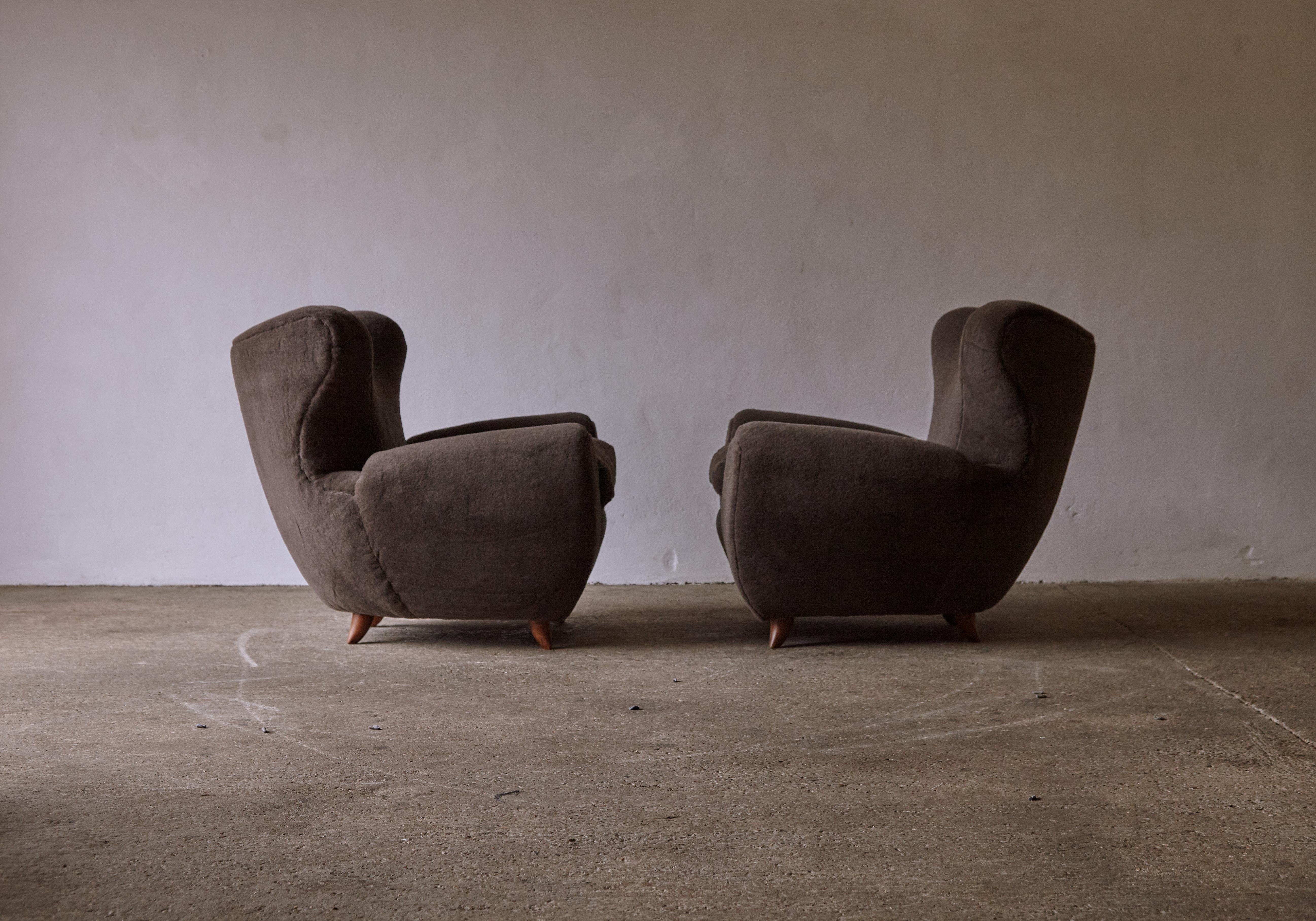 Exceptional Lounge Chairs, Upholstered in Alpaca, Italy, 1950s For Sale 2