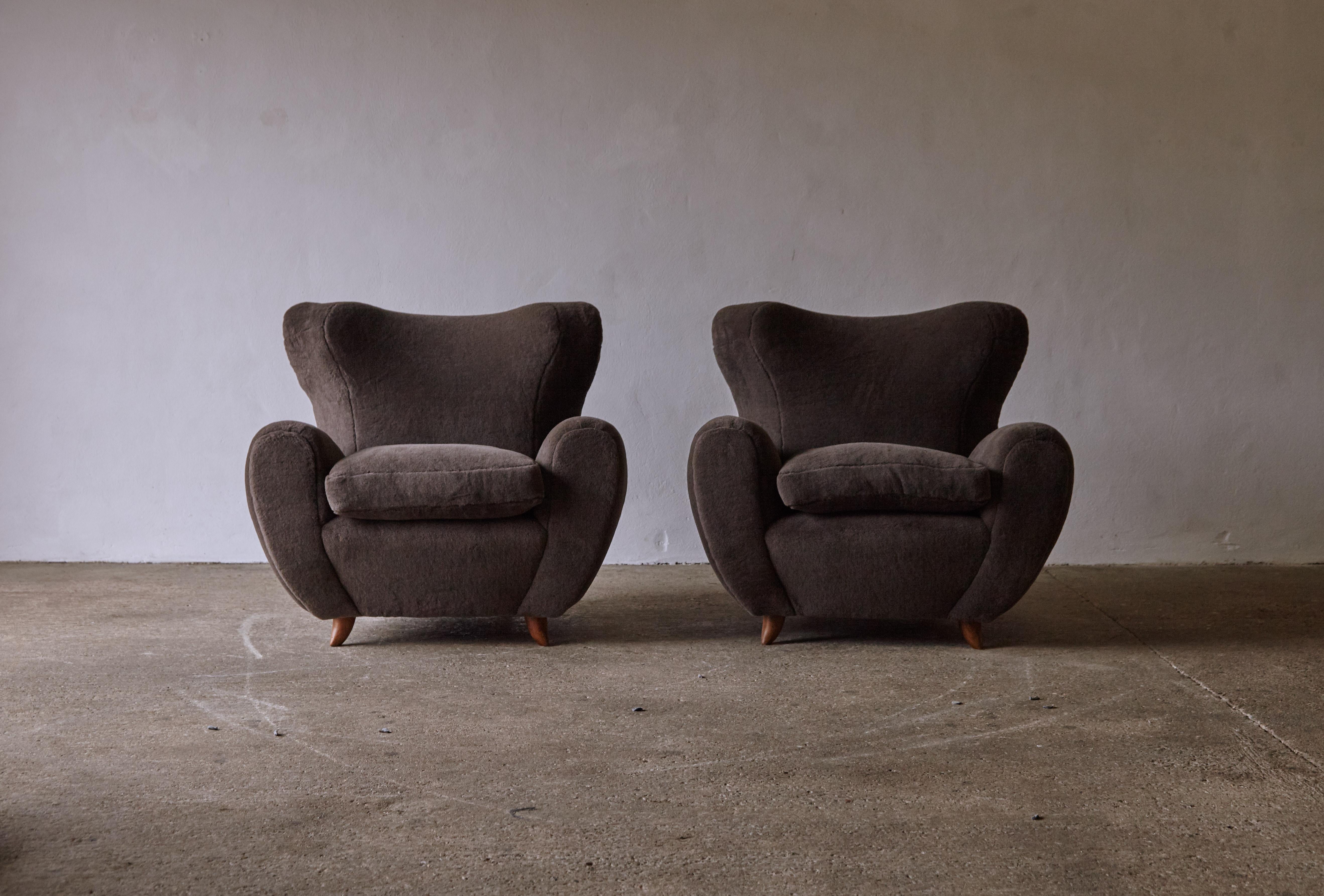 Exceptional Lounge Chairs, Upholstered in Alpaca, Italy, 1950s For Sale 3