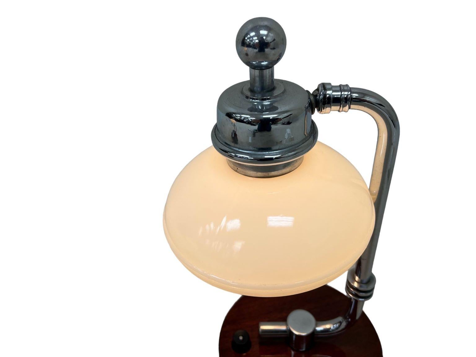 Exceptionnelles lampes de table A.I.C C. en noyer et chrome américaines C.1930. en vente 3