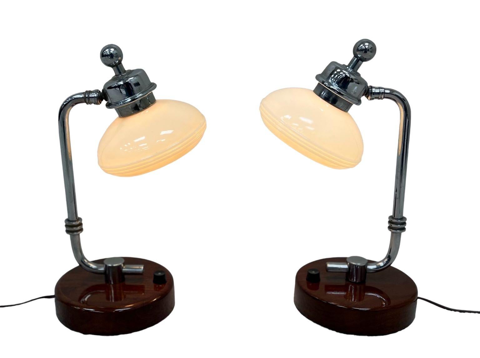 Ère de la machine Exceptionnelles lampes de table A.I.C C. en noyer et chrome américaines C.1930. en vente