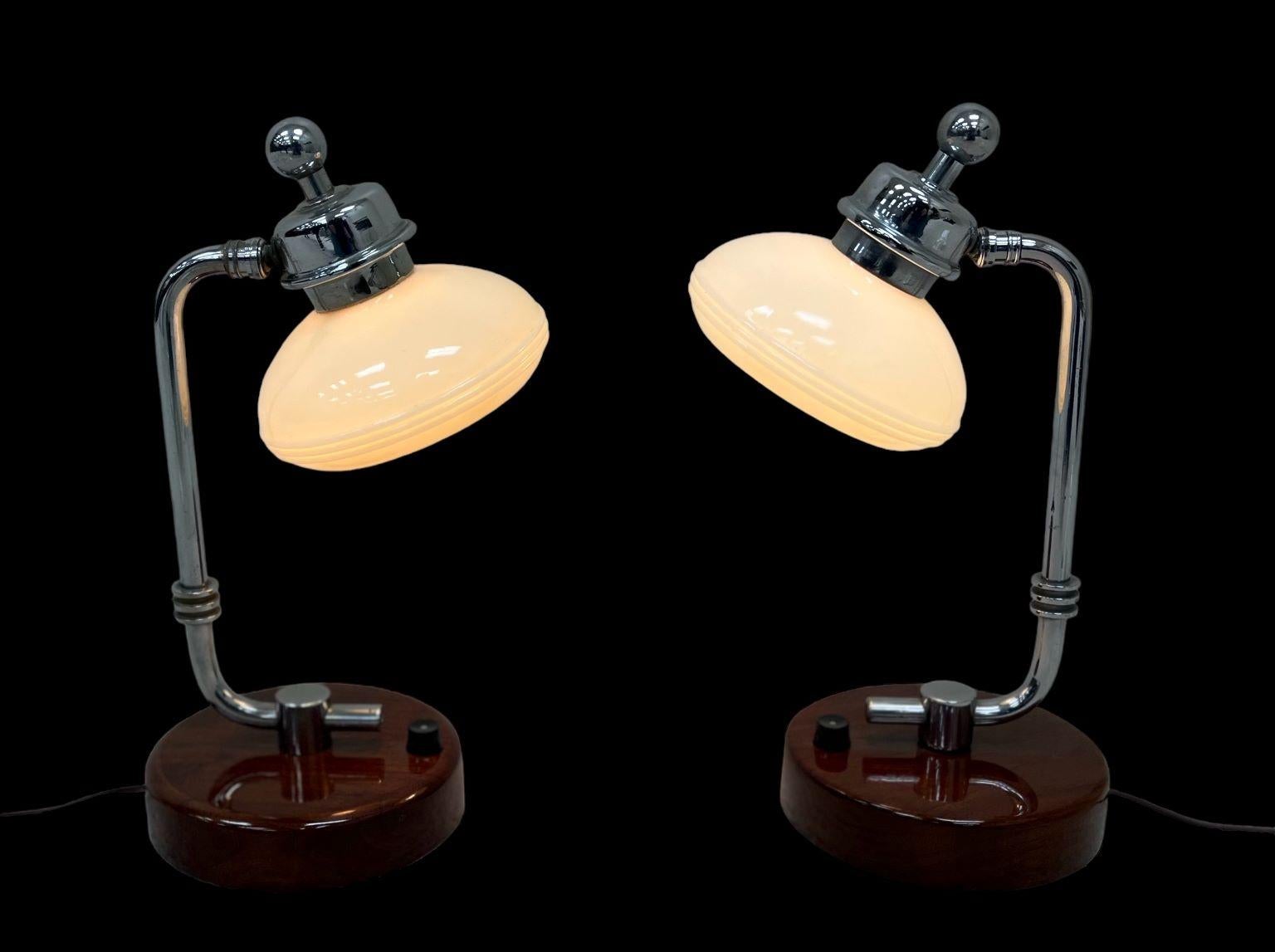 Américain Exceptionnelles lampes de table A.I.C C. en noyer et chrome américaines C.1930. en vente