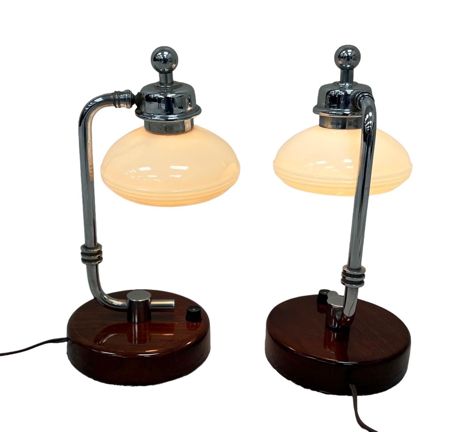 Poli Exceptionnelles lampes de table A.I.C C. en noyer et chrome américaines C.1930. en vente