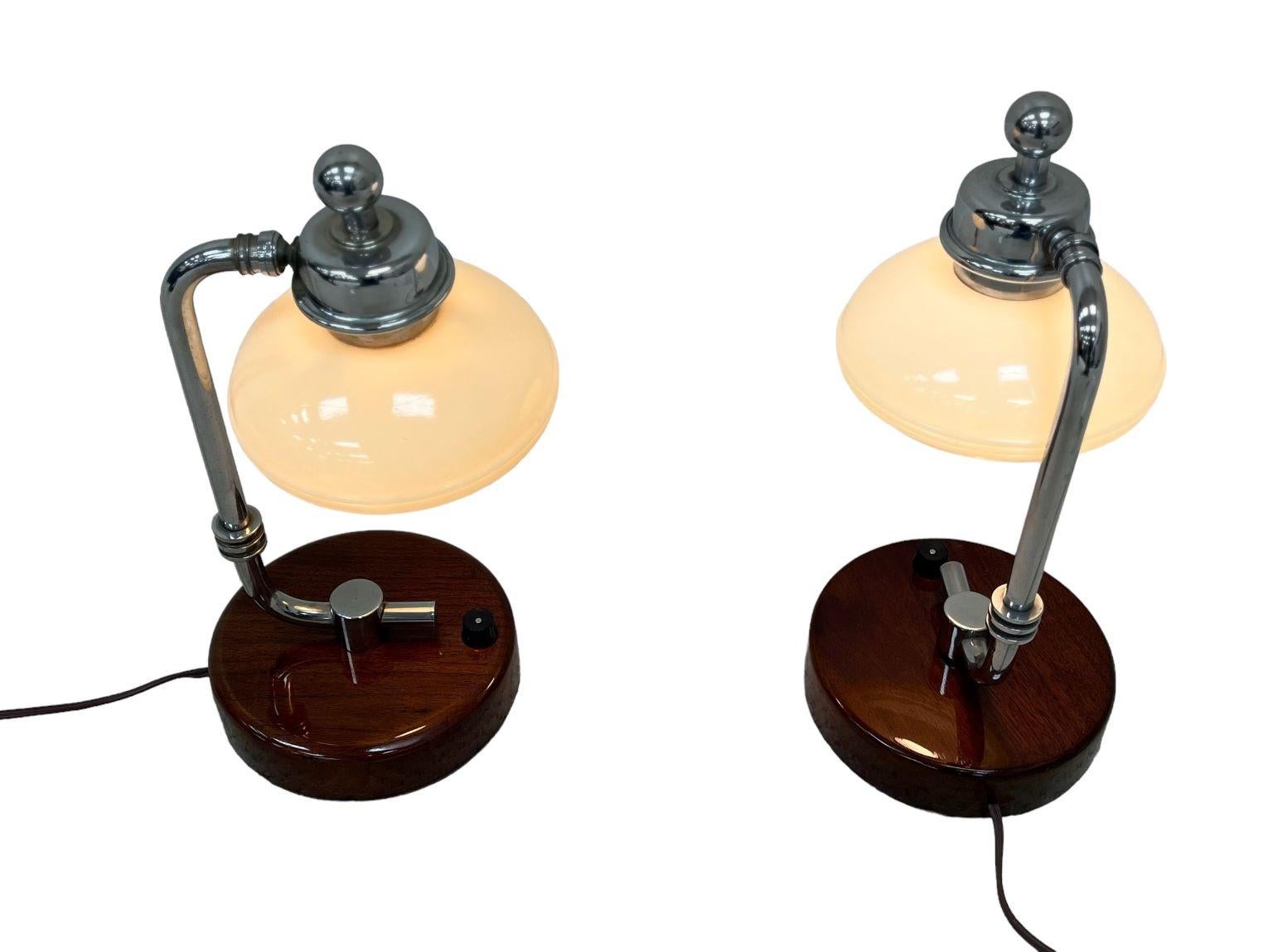 Milieu du XXe siècle Exceptionnelles lampes de table A.I.C C. en noyer et chrome américaines C.1930. en vente