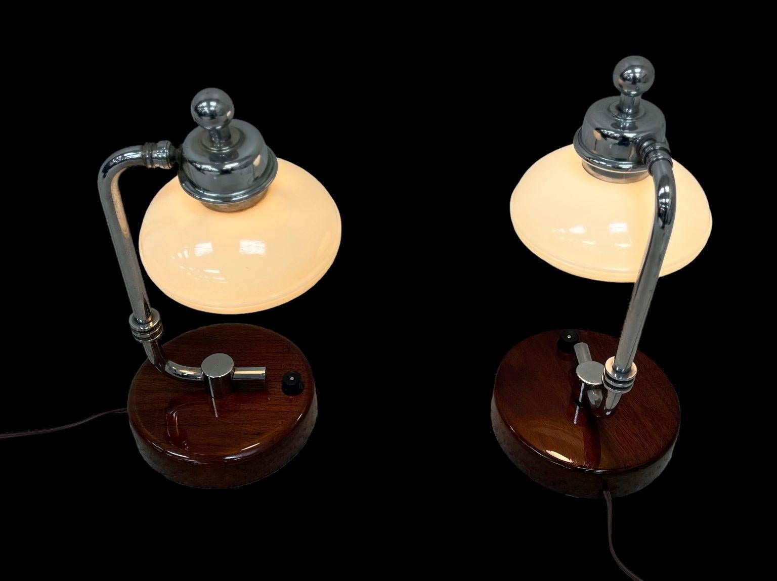 Verre Exceptionnelles lampes de table A.I.C C. en noyer et chrome américaines C.1930. en vente