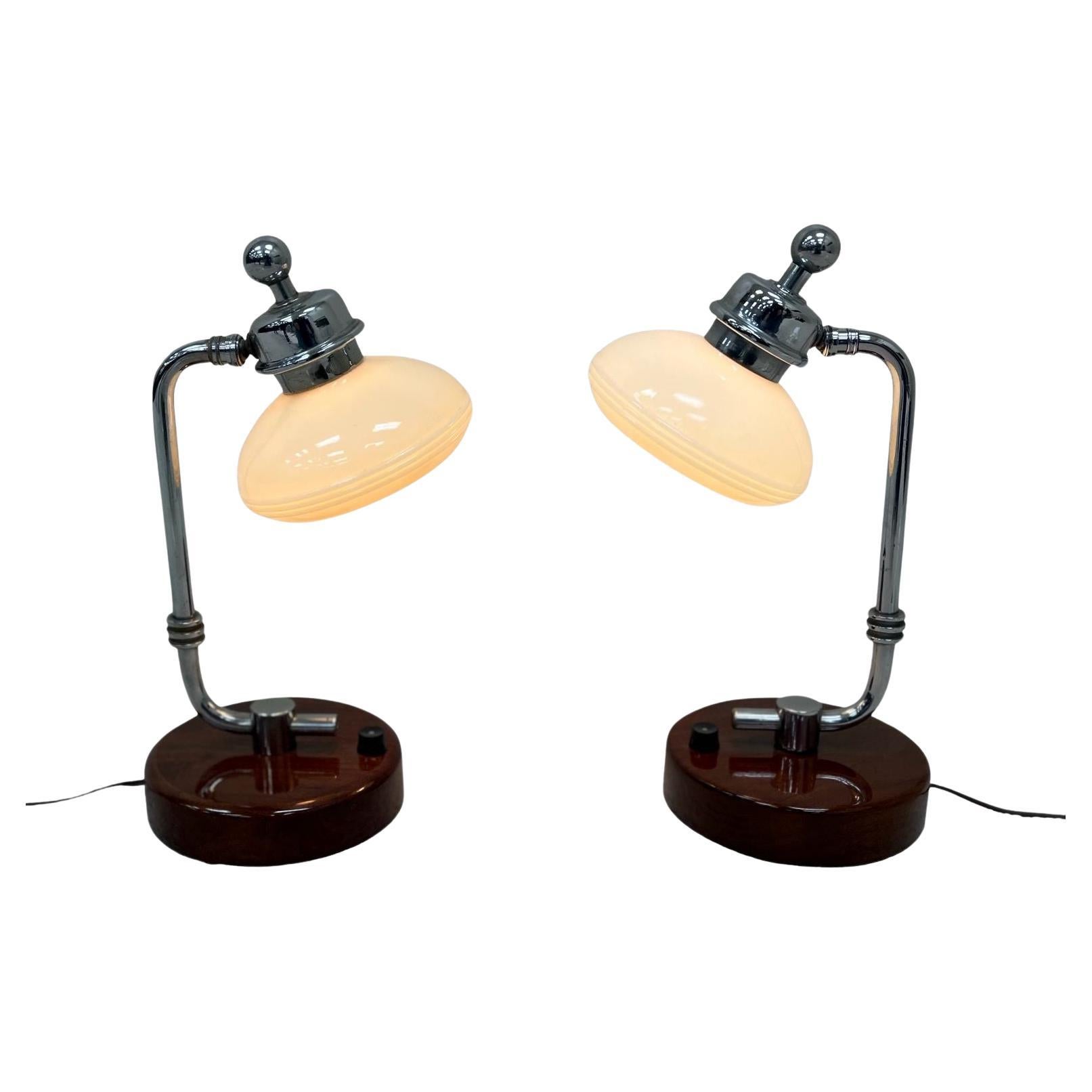 Exceptionnelles lampes de table A.I.C C. en noyer et chrome américaines C.1930. en vente