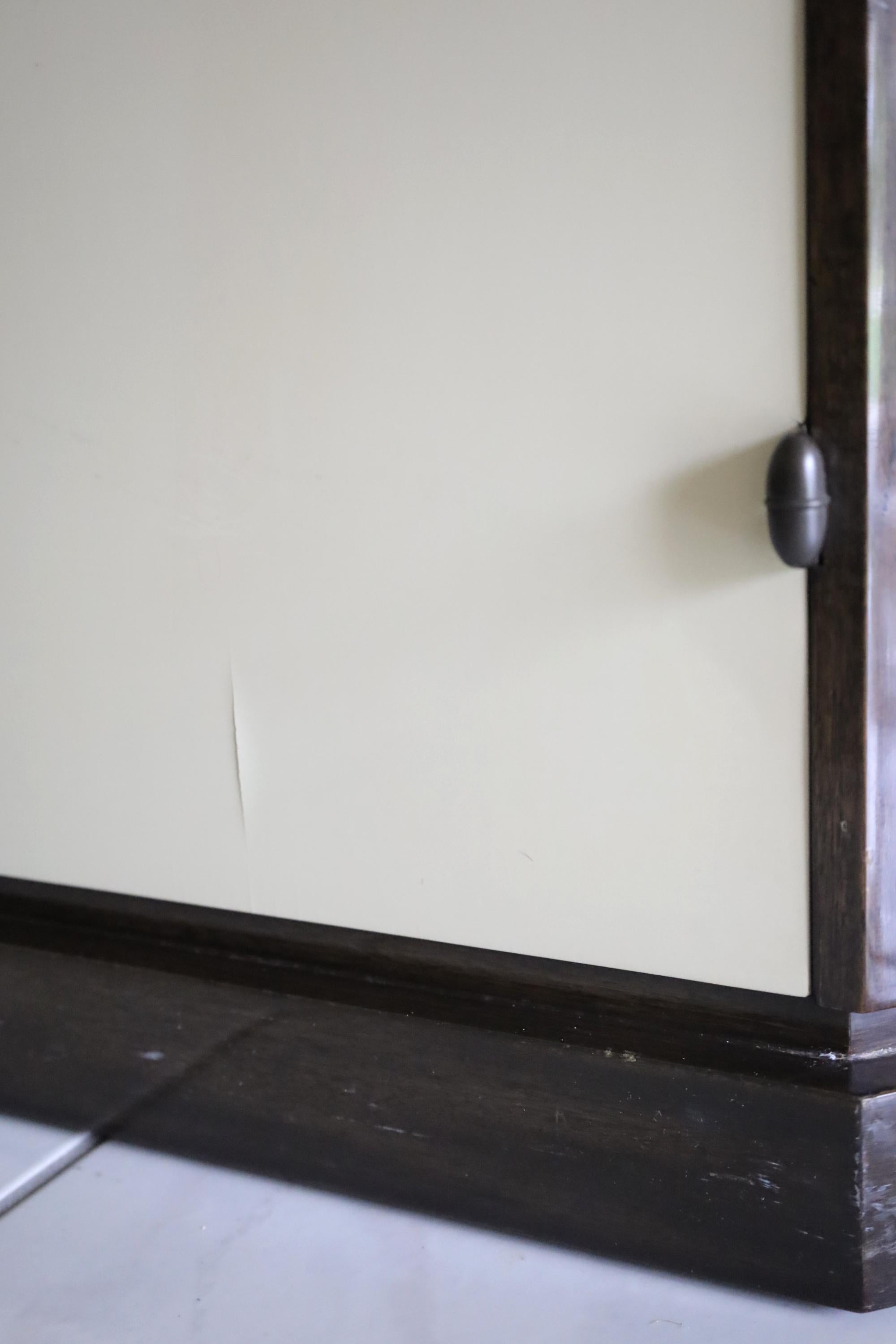 Exceptionnelle armoire en acajou + laque ivoire ornée de laiton de Tommi Parzinger en vente 2