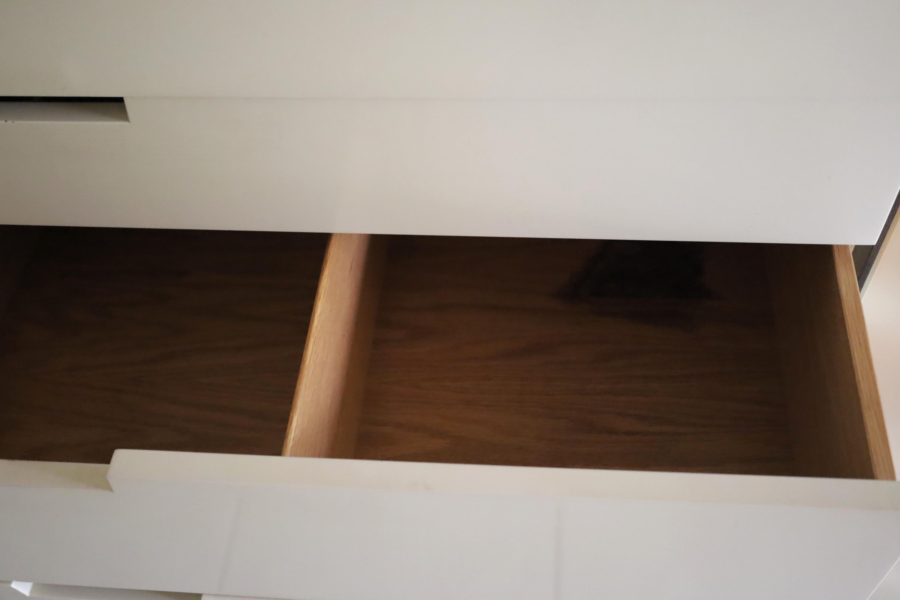 Exceptionnelle armoire en acajou + laque ivoire ornée de laiton de Tommi Parzinger en vente 4