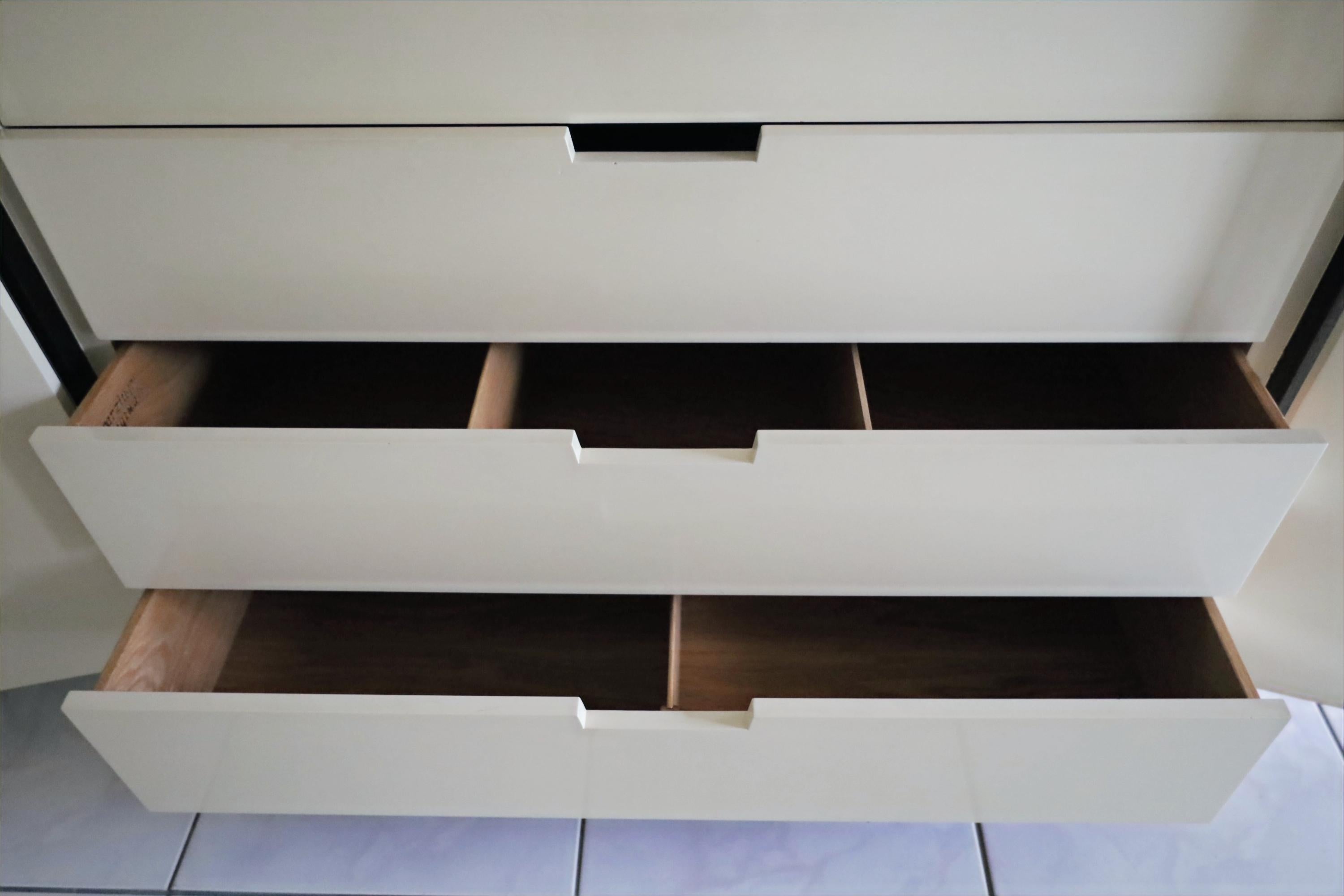 Exceptionnelle armoire en acajou + laque ivoire ornée de laiton de Tommi Parzinger en vente 6