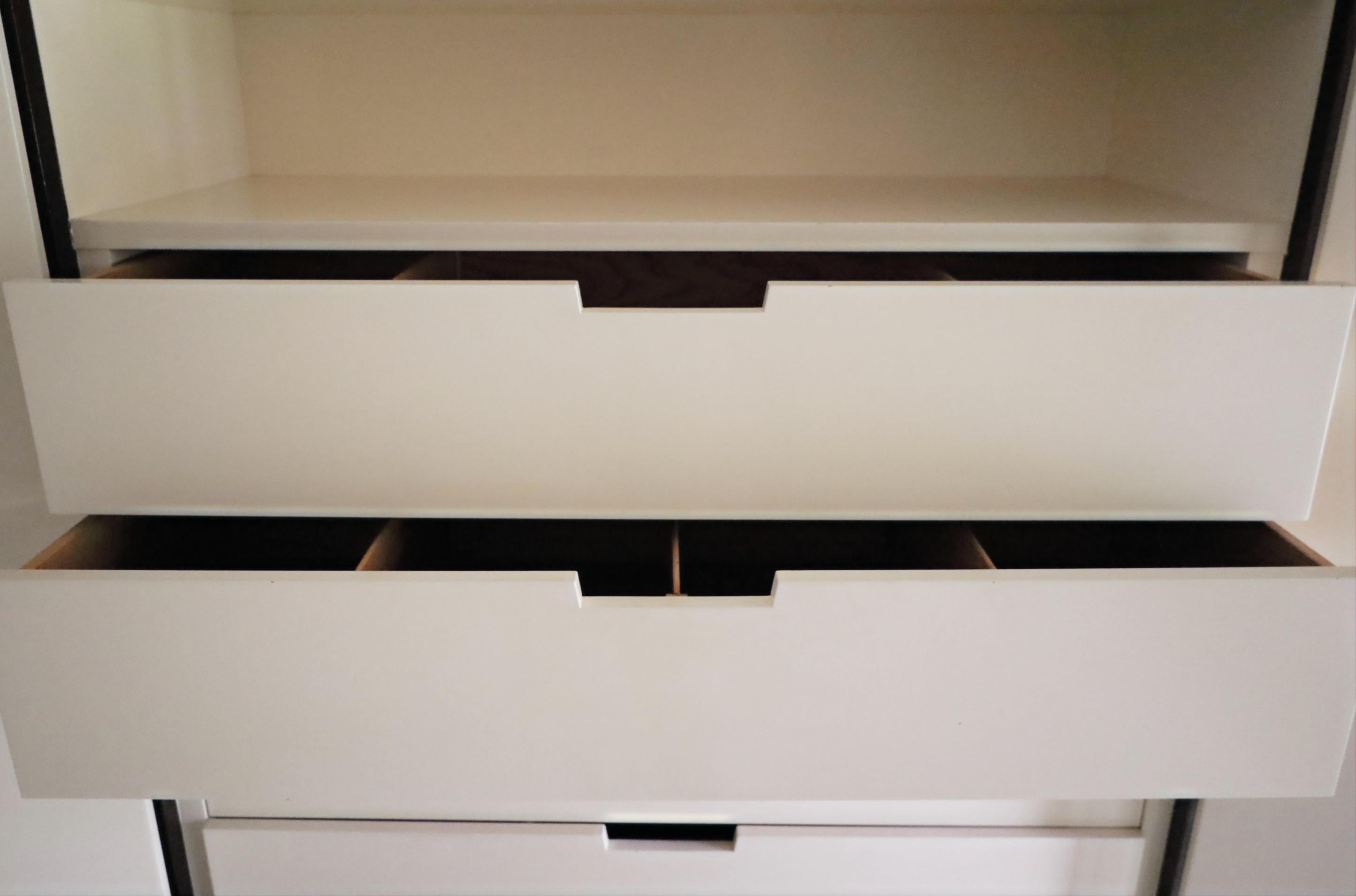 Exceptionnelle armoire en acajou + laque ivoire ornée de laiton de Tommi Parzinger en vente 7
