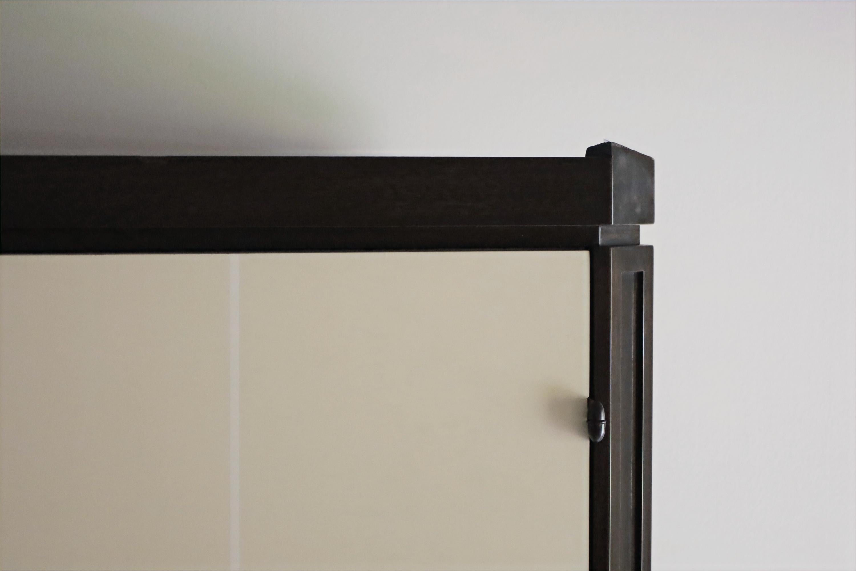 Exceptionnelle armoire en acajou + laque ivoire ornée de laiton de Tommi Parzinger en vente 8