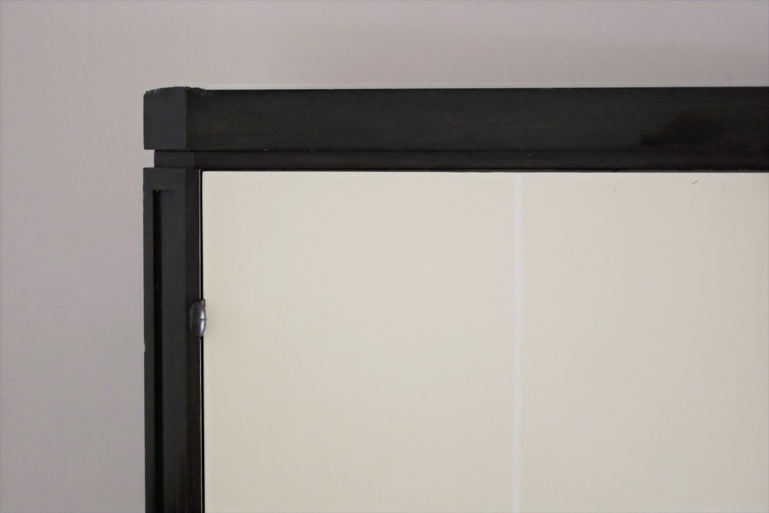 Exceptionnelle armoire en acajou + laque ivoire ornée de laiton de Tommi Parzinger en vente 10