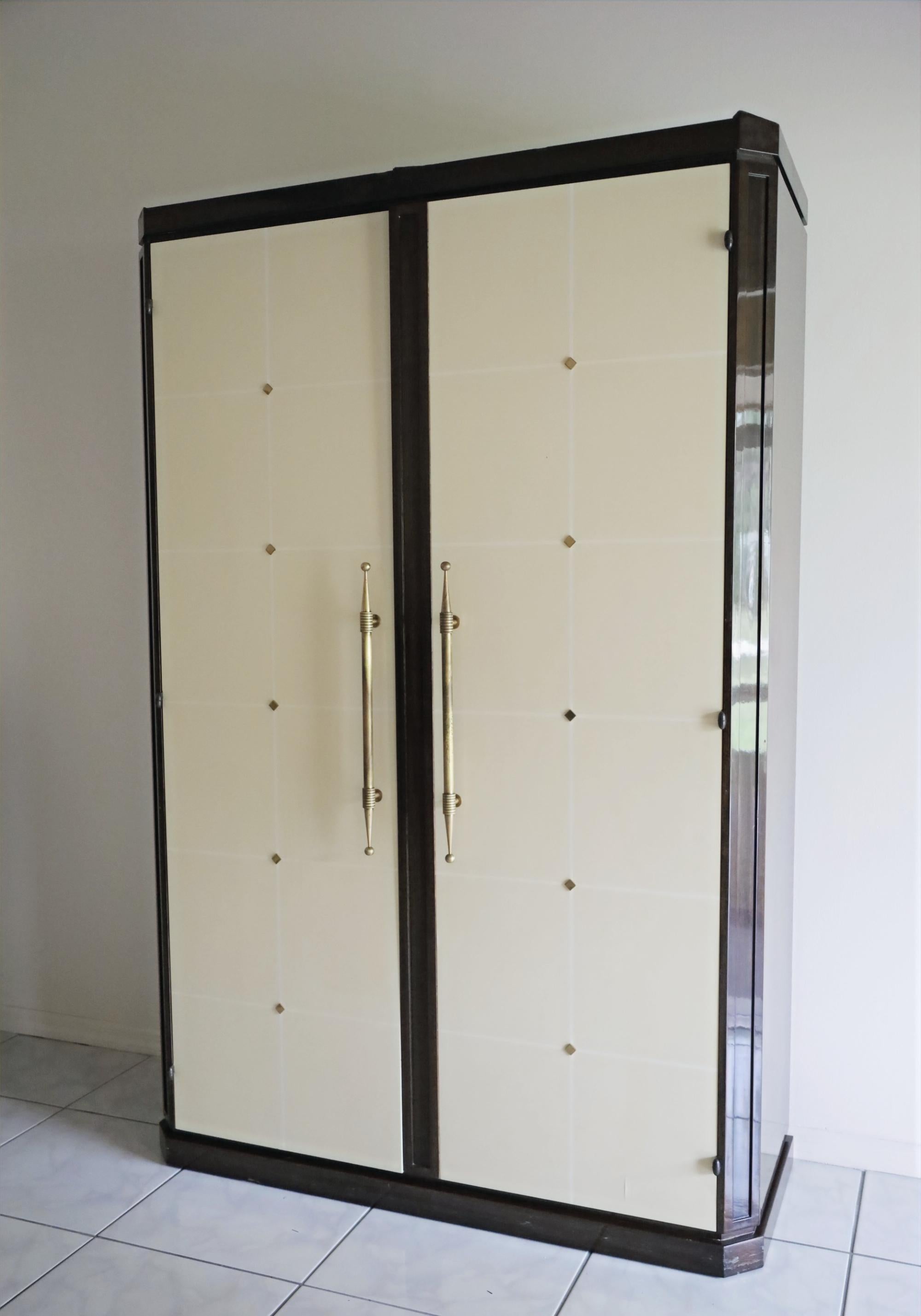 Une armoire exceptionnelle du designer et artiste allemand Tommi Parzinger, exemplaire de son esthétique emblématique 