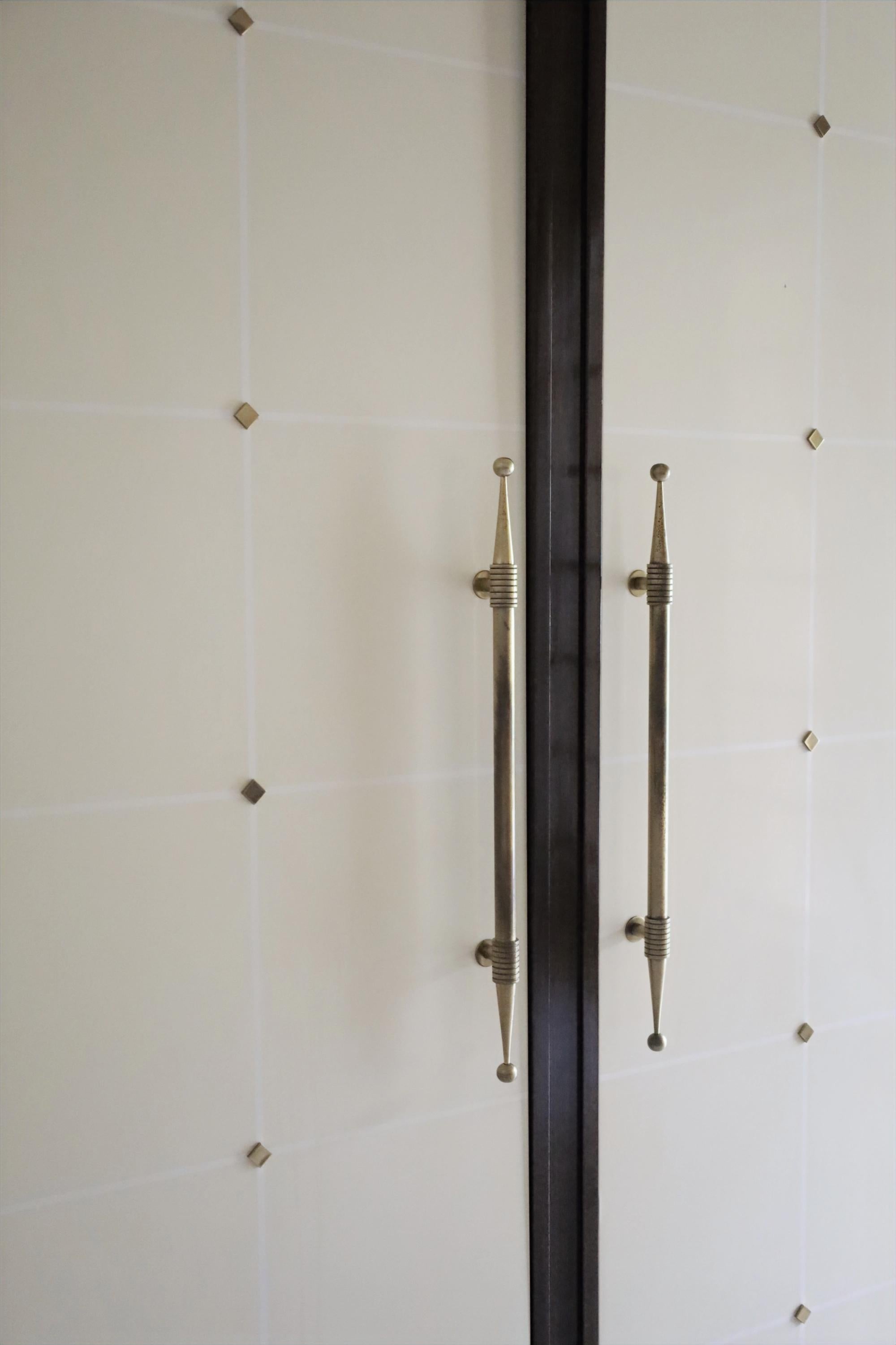 Américain Exceptionnelle armoire en acajou + laque ivoire ornée de laiton de Tommi Parzinger en vente