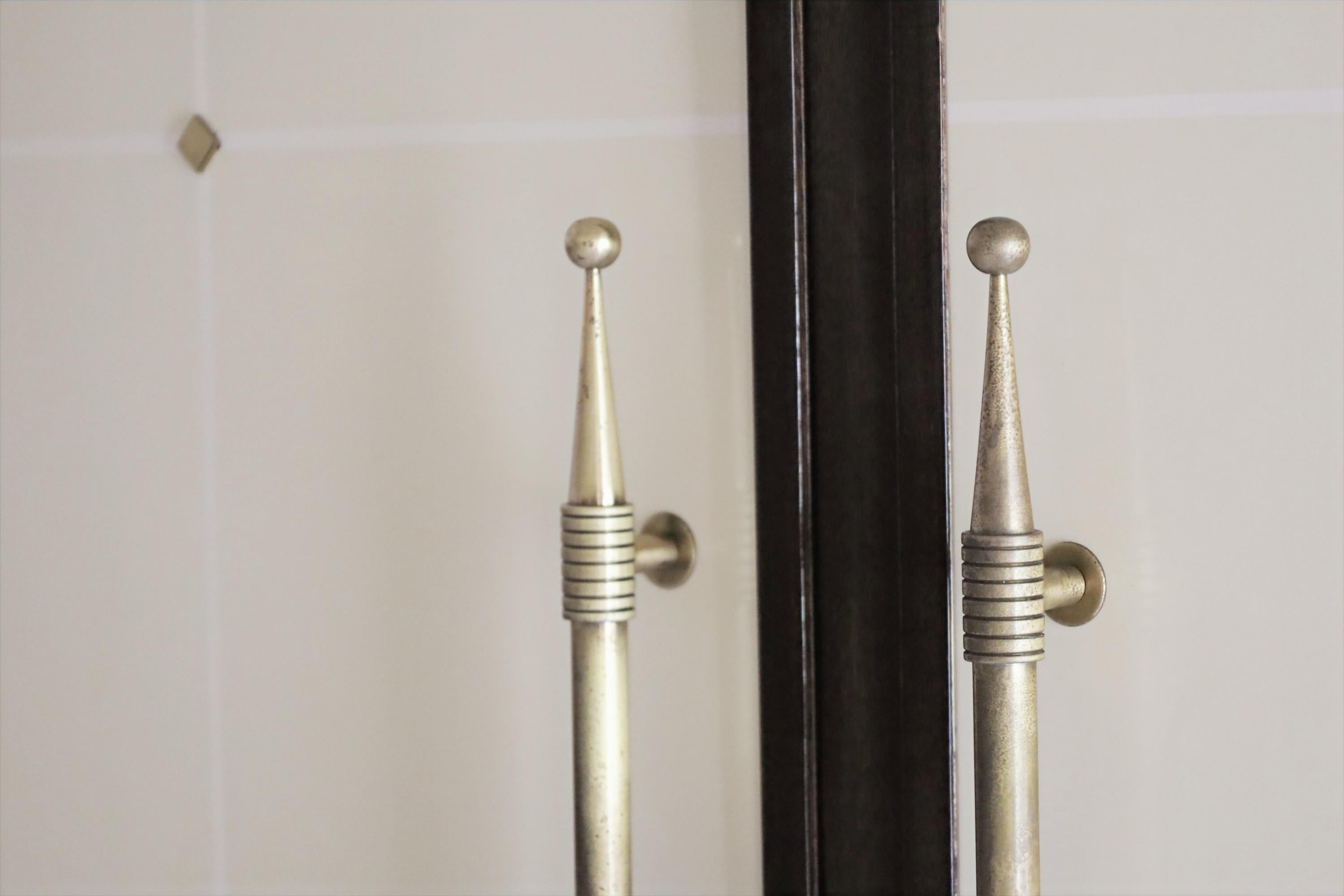 Laqué Exceptionnelle armoire en acajou + laque ivoire ornée de laiton de Tommi Parzinger en vente