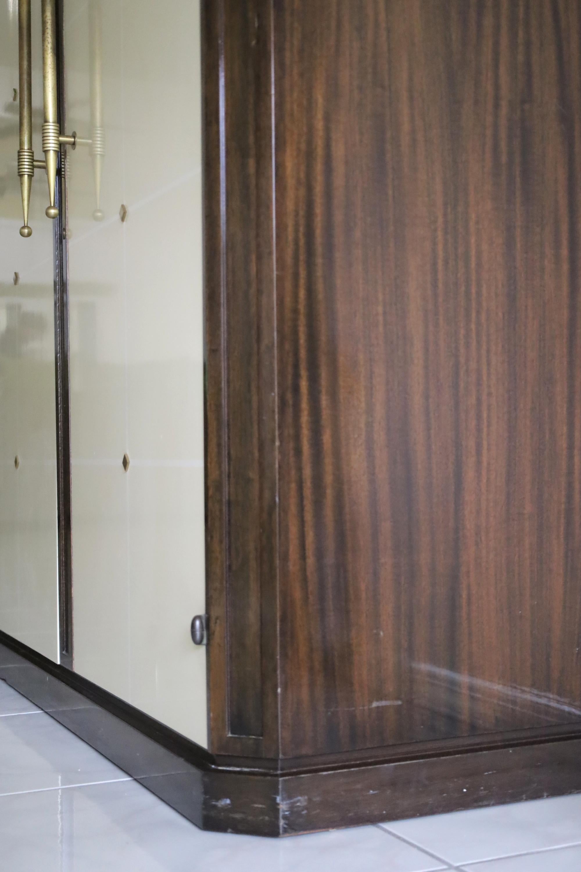 Milieu du XXe siècle Exceptionnelle armoire en acajou + laque ivoire ornée de laiton de Tommi Parzinger en vente