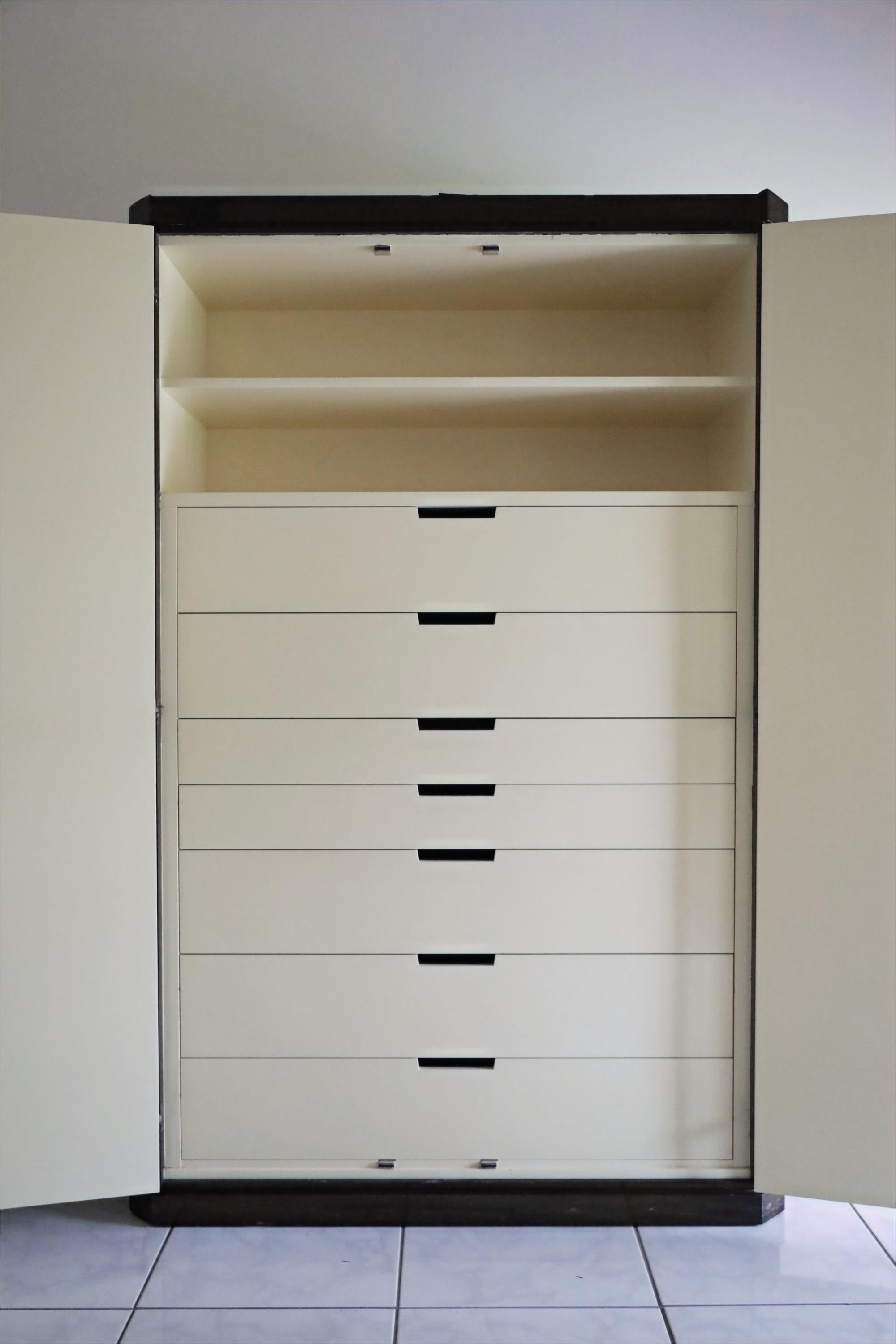 Laiton Exceptionnelle armoire en acajou + laque ivoire ornée de laiton de Tommi Parzinger en vente