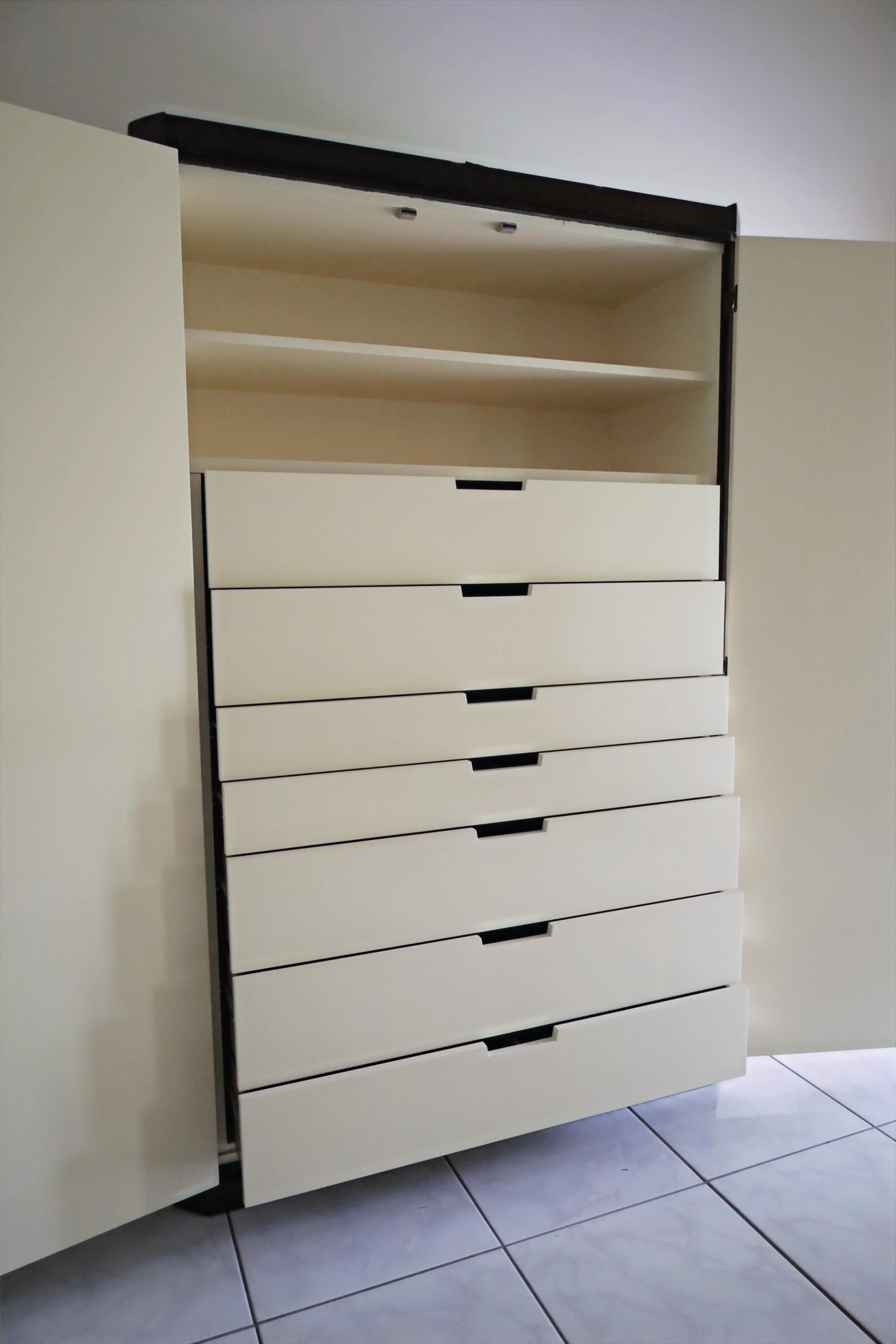 Exceptionnelle armoire en acajou + laque ivoire ornée de laiton de Tommi Parzinger en vente 1