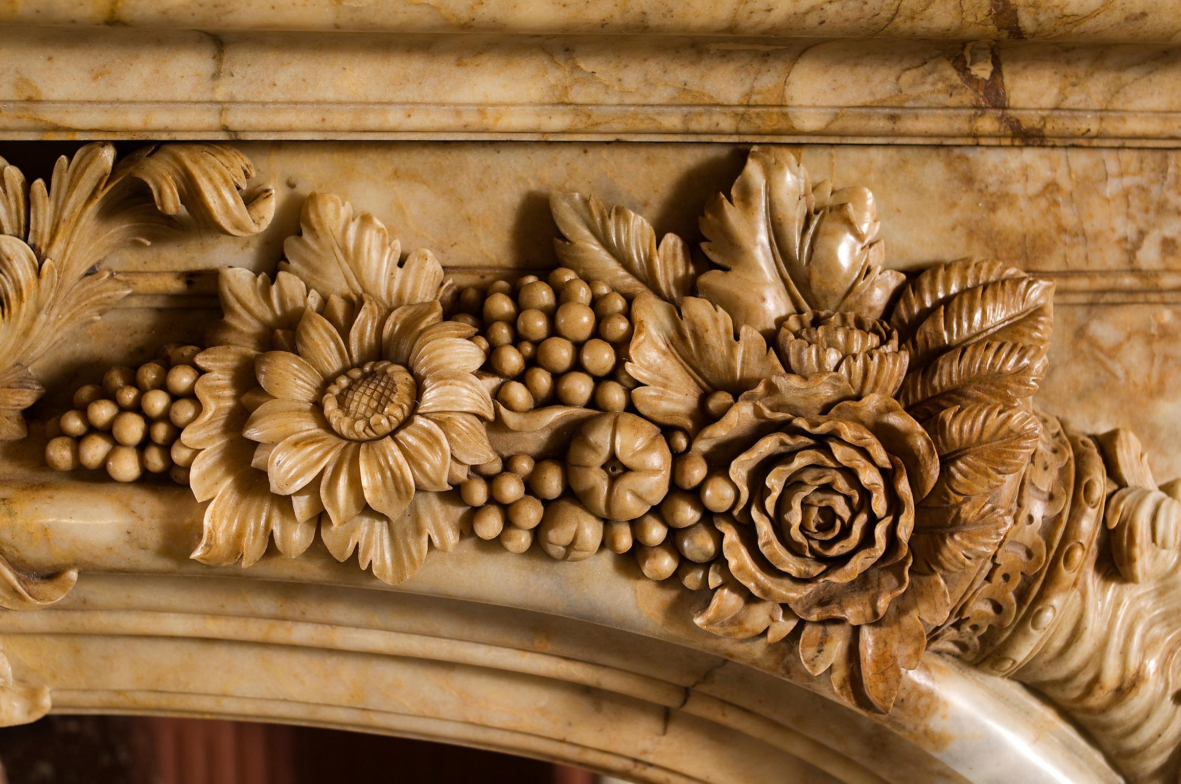 Exceptionnelle cheminée en marbre dans le Salon d'Hercule Versaille de style Régence. en vente 3