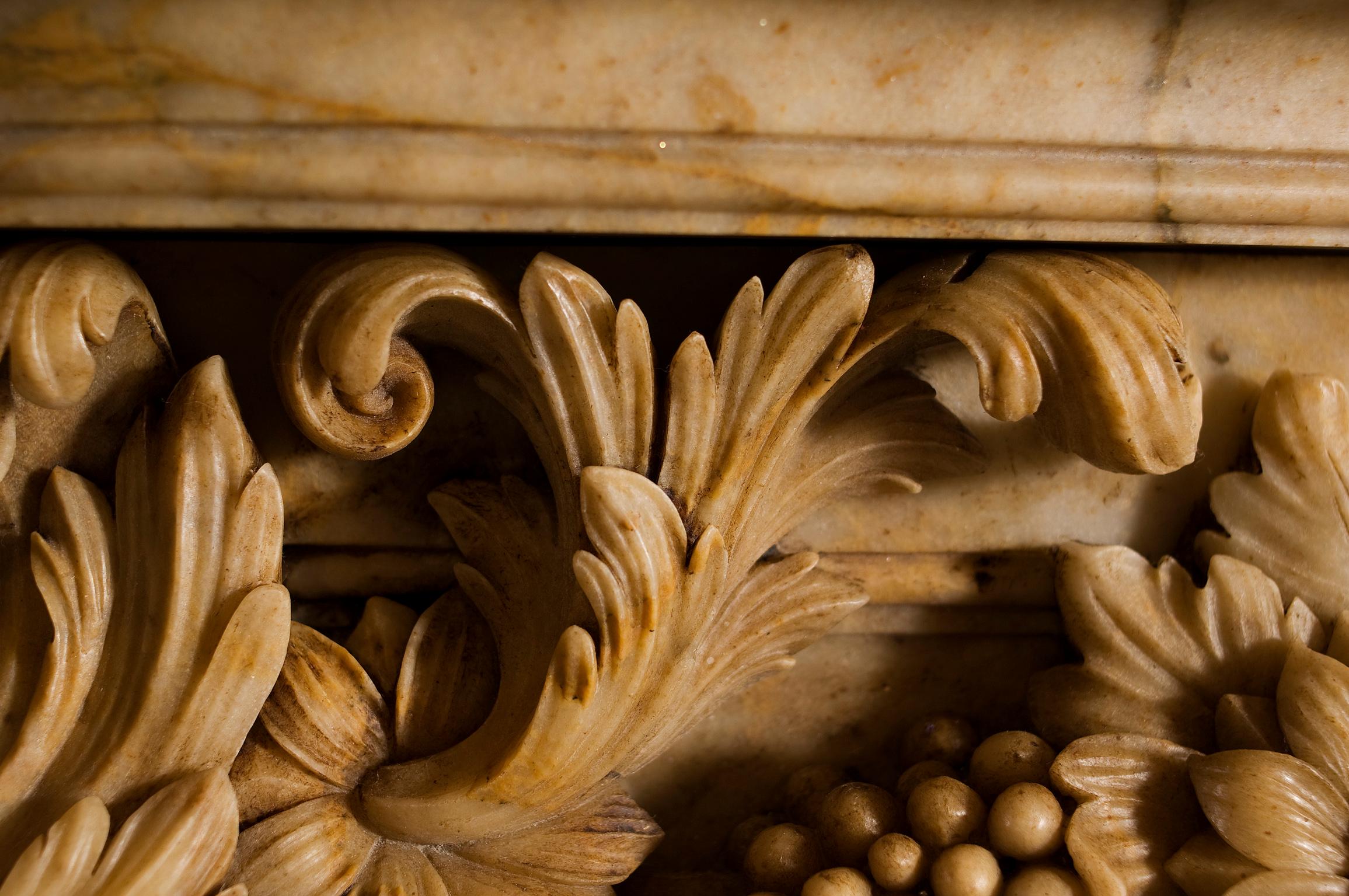Exceptionnelle cheminée en marbre dans le Salon d'Hercule Versaille de style Régence. en vente 4