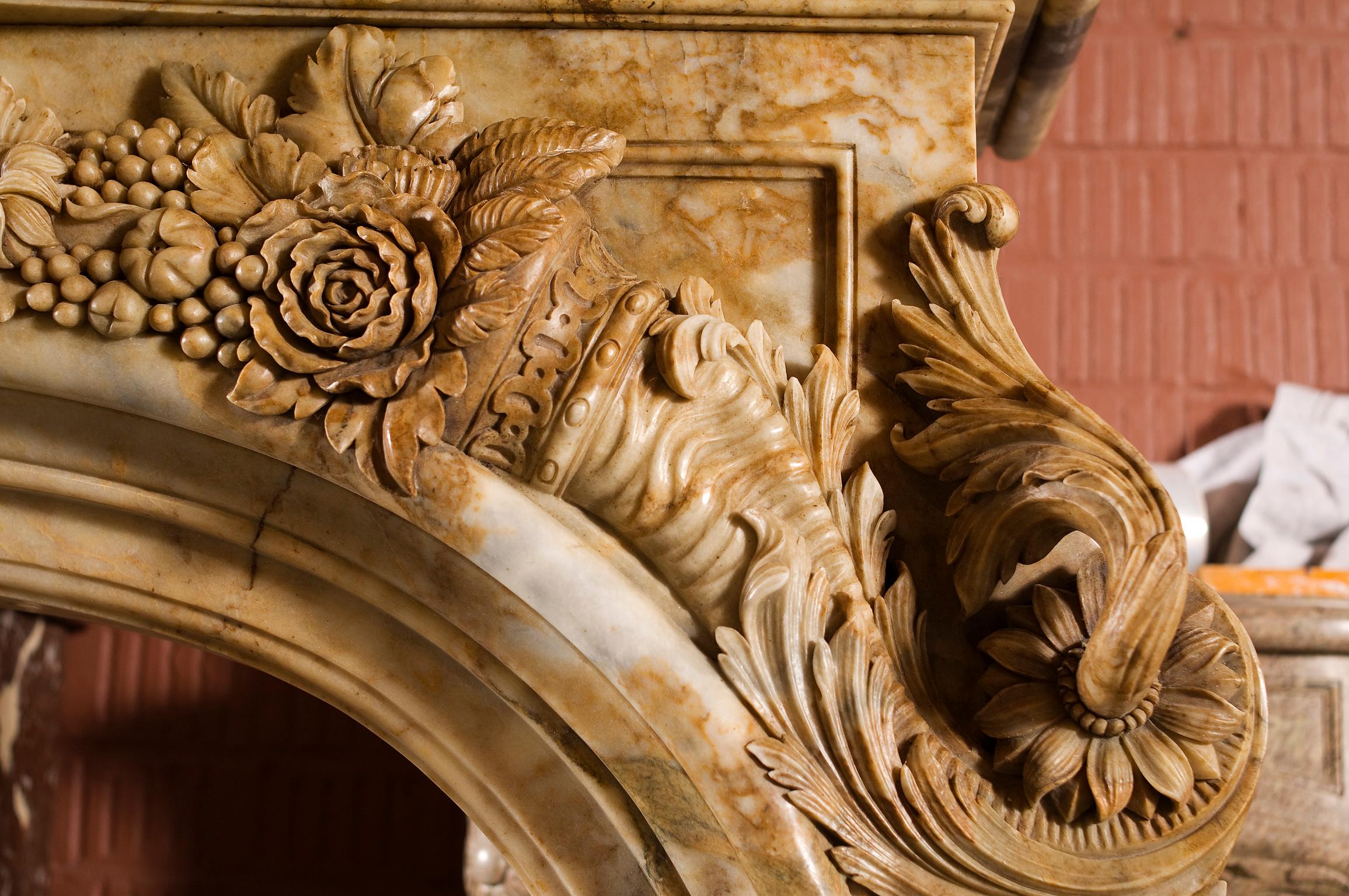 Exceptionnelle cheminée en marbre dans le Salon d'Hercule Versaille de style Régence. en vente 5