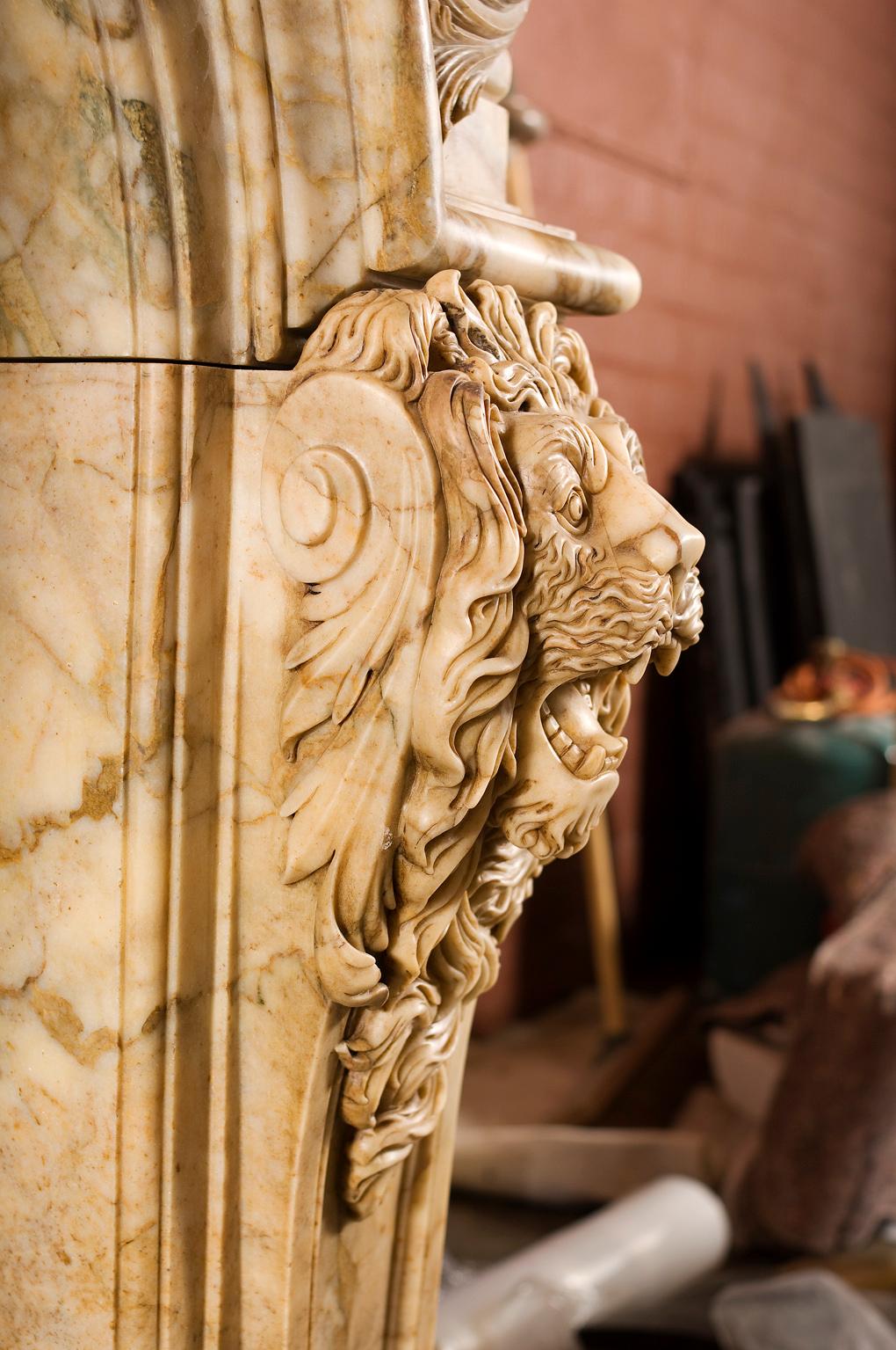 Exceptionnelle cheminée en marbre dans le Salon d'Hercule Versaille de style Régence. en vente 6