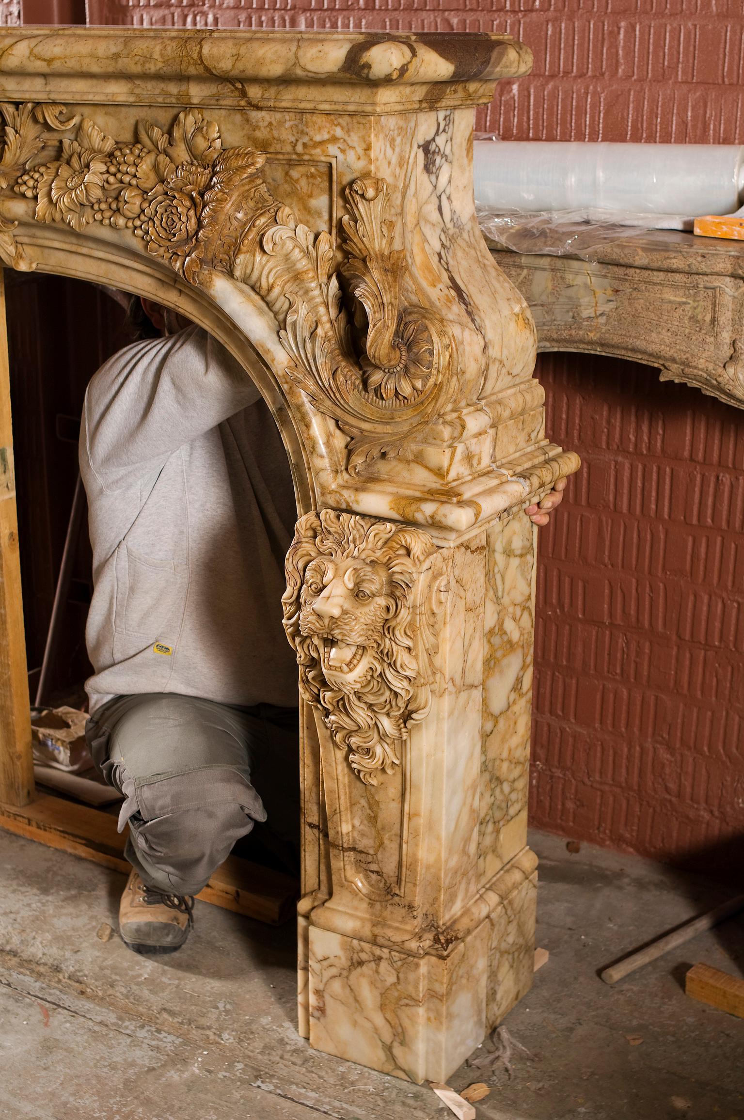Exceptionnelle cheminée en marbre dans le Salon d'Hercule Versaille de style Régence. en vente 8