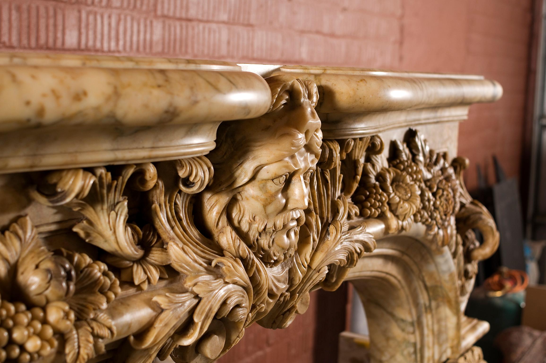 Exceptionnelle cheminée en marbre dans le Salon d'Hercule Versaille de style Régence. en vente 9