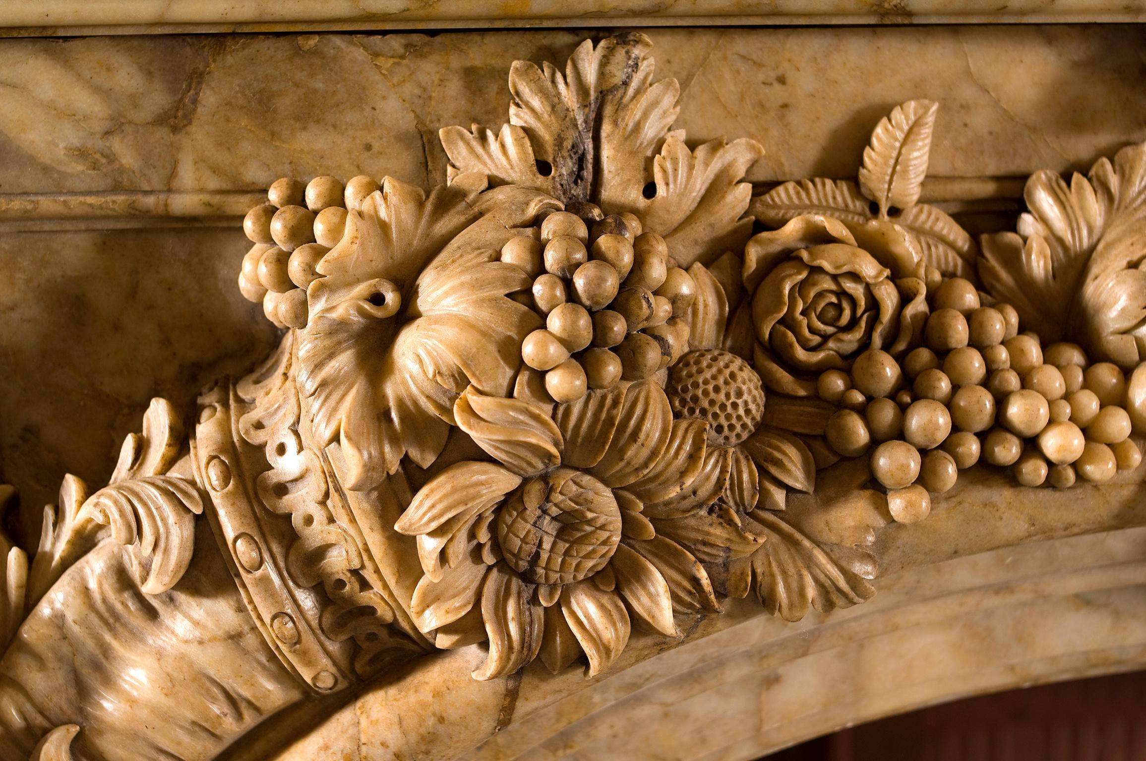 Exceptionnelle cheminée en marbre dans le Salon d'Hercule Versaille de style Régence. en vente 10
