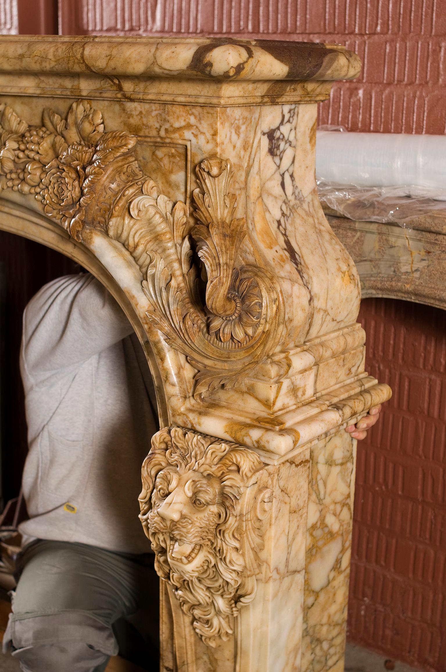 Außergewöhnlicher Marmorkamin im Salon d'Hercule Versaille im Regency-Stil. im Zustand „Gut“ im Angebot in Brussel, BE