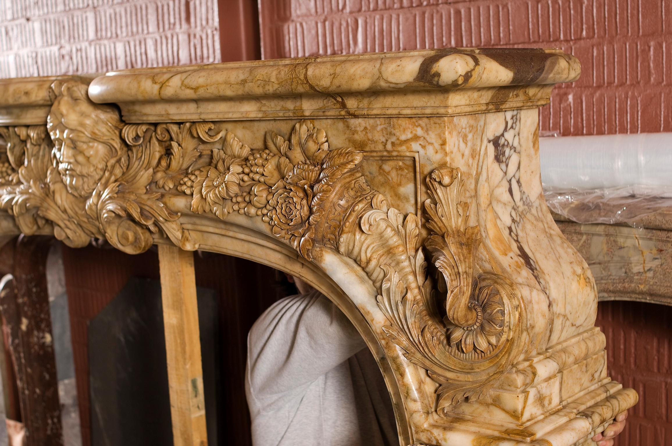 XVIIIe siècle Exceptionnelle cheminée en marbre dans le Salon d'Hercule Versaille de style Régence. en vente