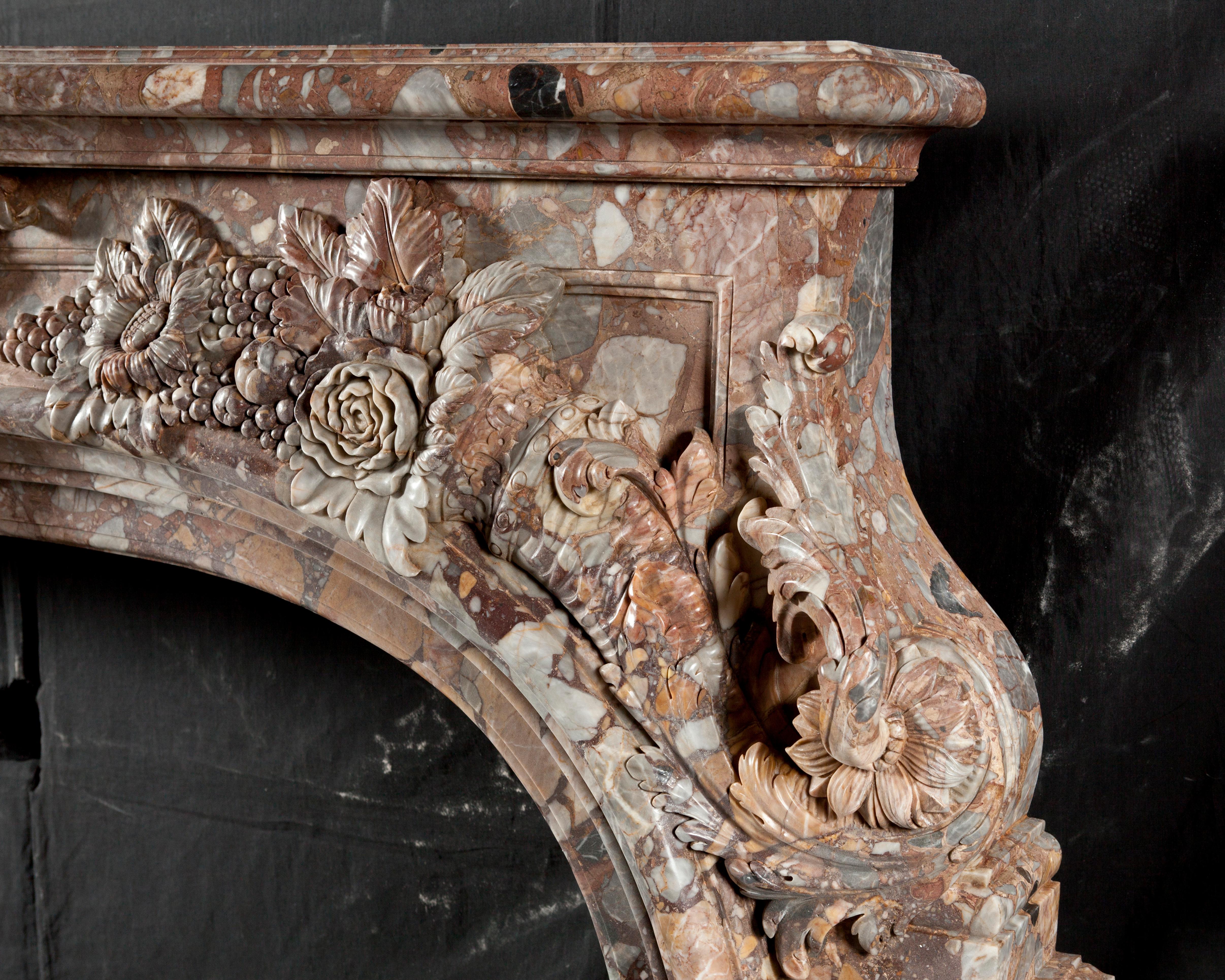 Marbre Exceptionnelle cheminée en marbre dans le Salon d'Hercule Versaille de style Régence. en vente