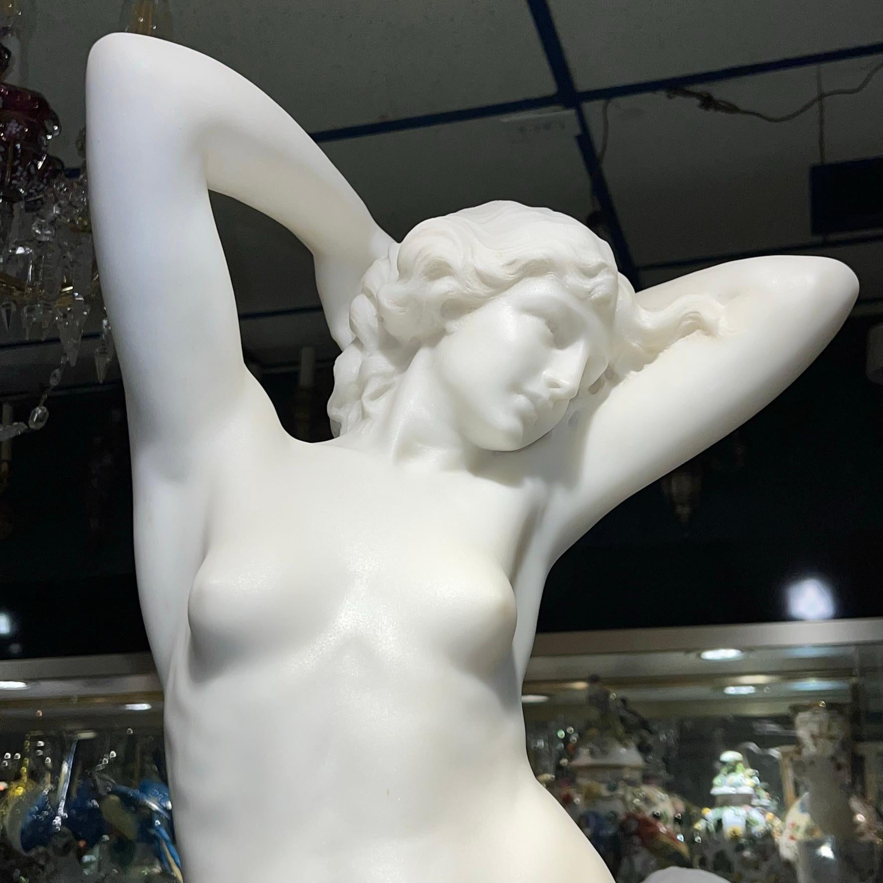 XIXe siècle Exceptionnelle statue en marbre d'une femme nue avec des chérubins par Luca Madrassi en vente