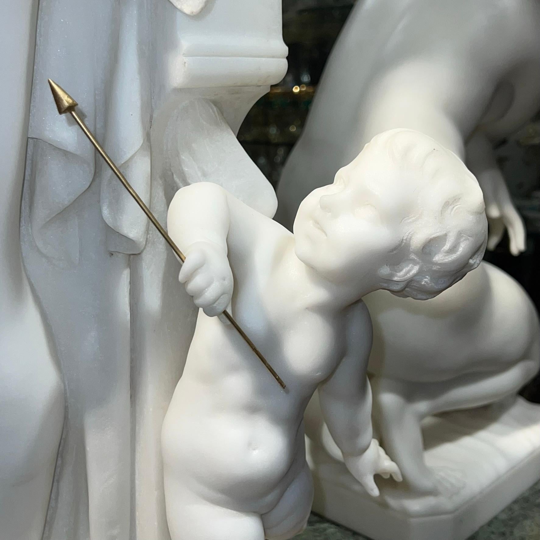 Exceptionnelle statue en marbre d'une femme nue avec des chérubins par Luca Madrassi en vente 1