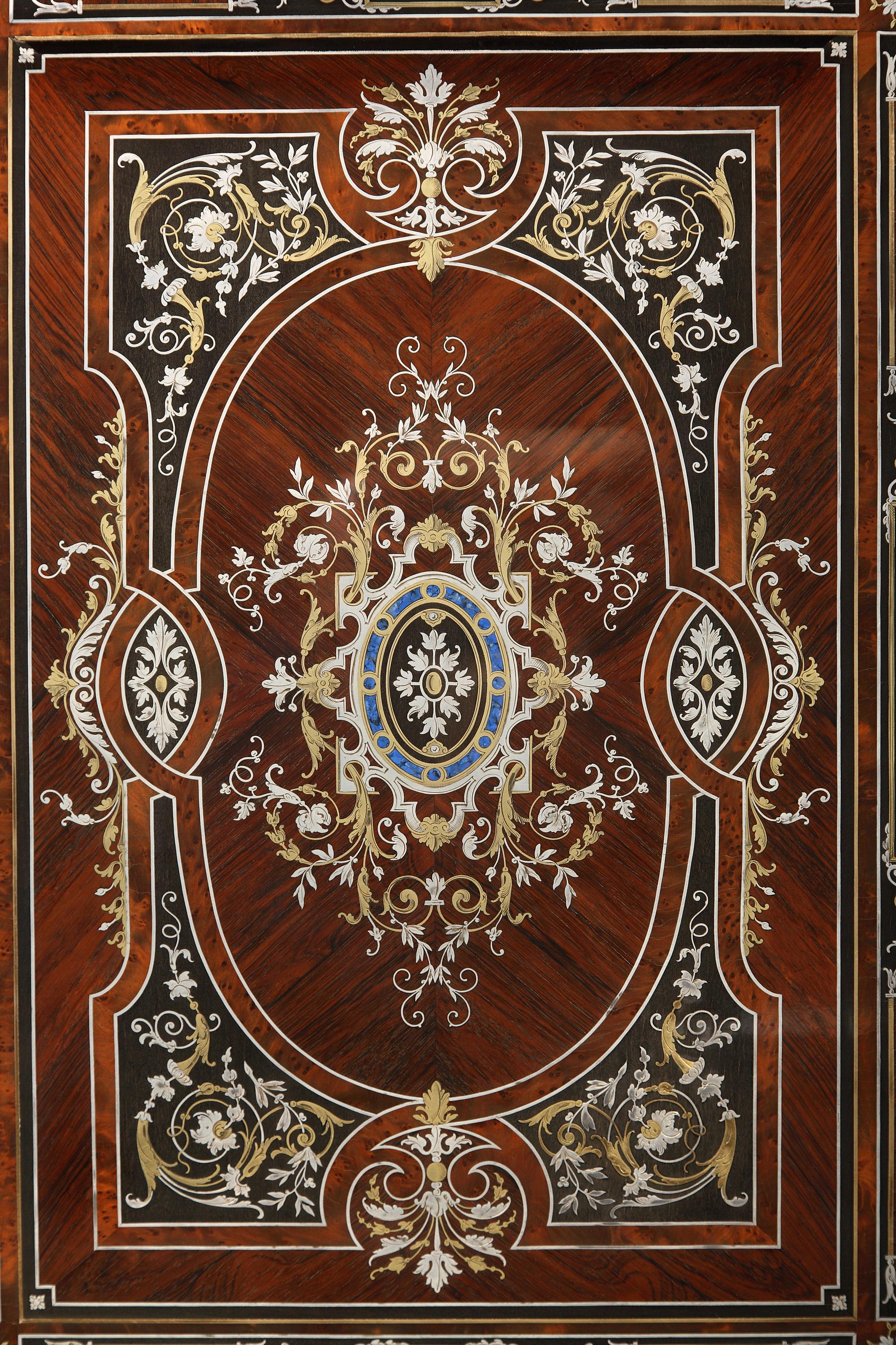 Dorato Eccezionale mobile intarsiato attribuito a Susse Frères, Francia, circa 1880 in vendita