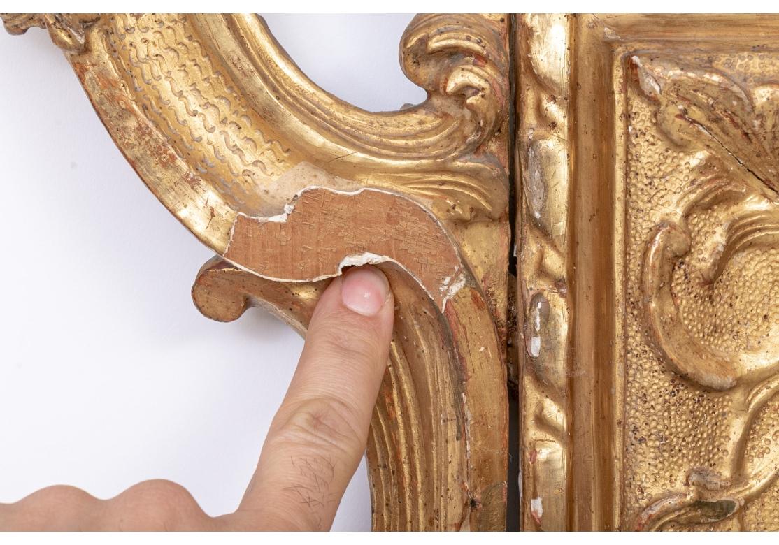 Exceptionnel miroir ancien sculpté, enduit de gesso et doré avec panneau peint en vente 3