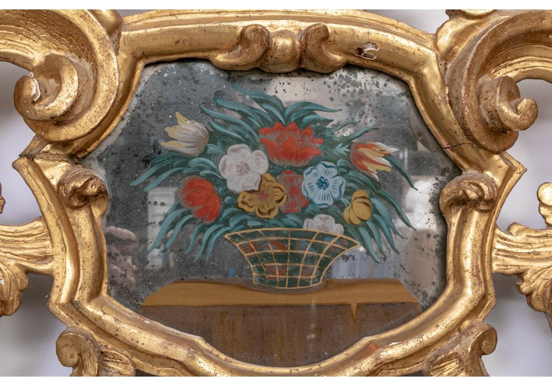 Exceptionnel miroir ancien sculpté, enduit de gesso et doré avec panneau peint en vente 4