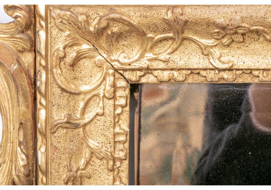 Exceptionnel miroir ancien sculpté, enduit de gesso et doré avec panneau peint en vente 5