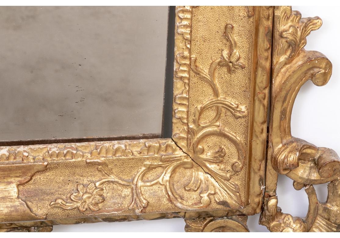 Exceptionnel miroir ancien sculpté, enduit de gesso et doré avec panneau peint en vente 6
