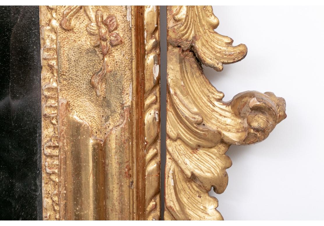 Exceptionnel miroir ancien sculpté, enduit de gesso et doré avec panneau peint en vente 7