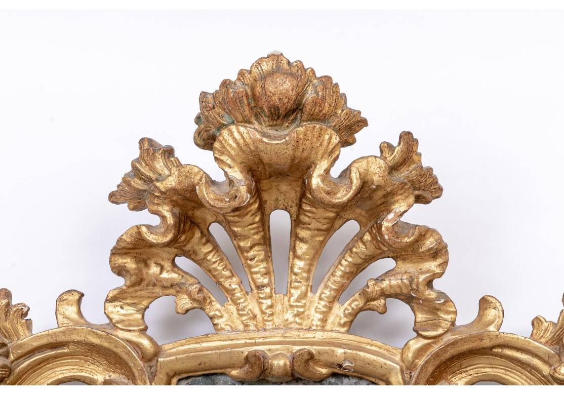 Exceptionnel miroir ancien sculpté, enduit de gesso et doré avec panneau peint en vente 8
