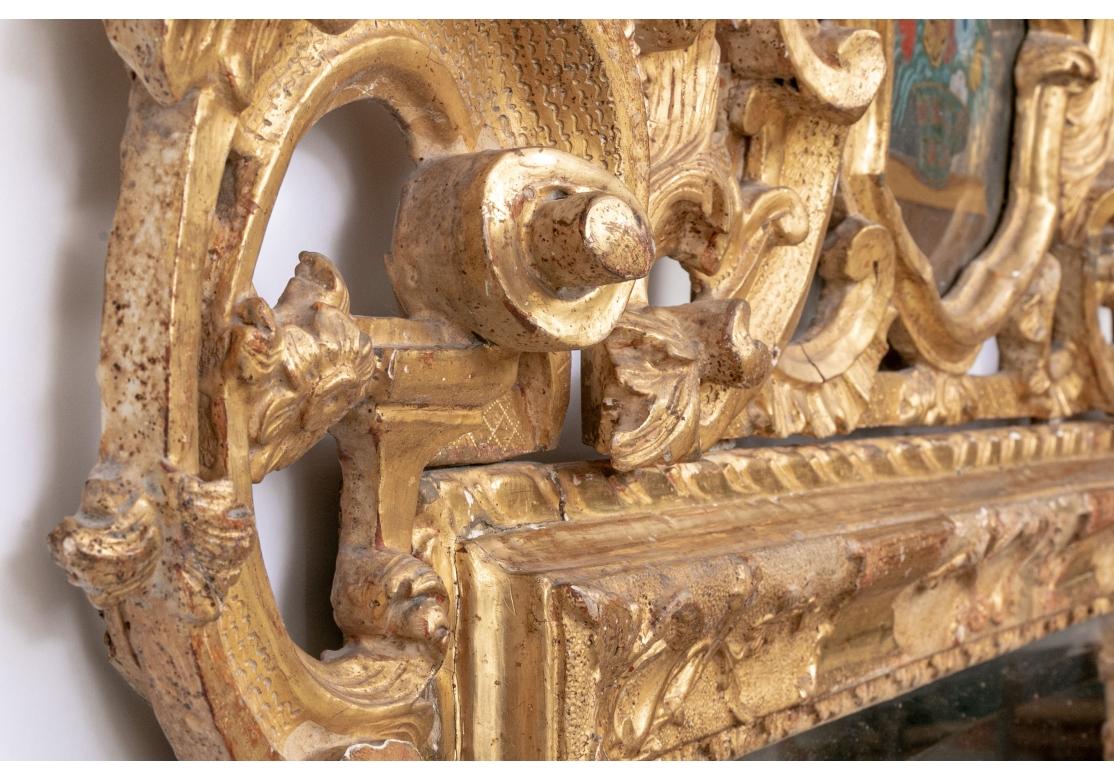 Exceptionnel miroir ancien sculpté, enduit de gesso et doré avec panneau peint en vente 9