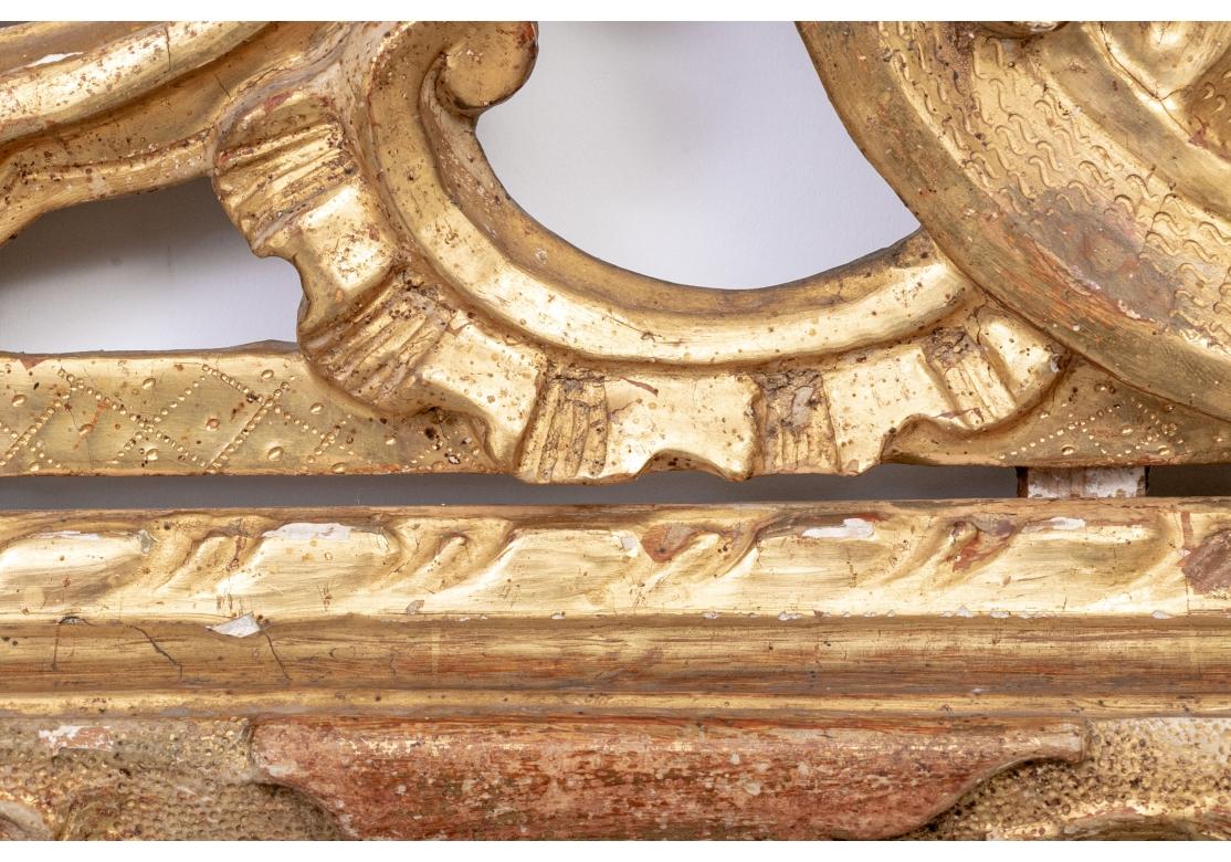 Exceptionnel miroir ancien sculpté, enduit de gesso et doré avec panneau peint en vente 10