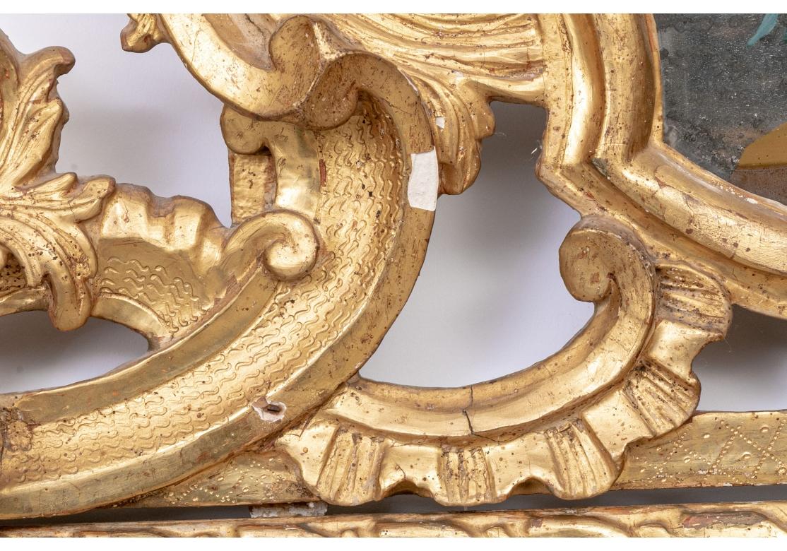 Exceptionnel miroir ancien sculpté, enduit de gesso et doré avec panneau peint en vente 11